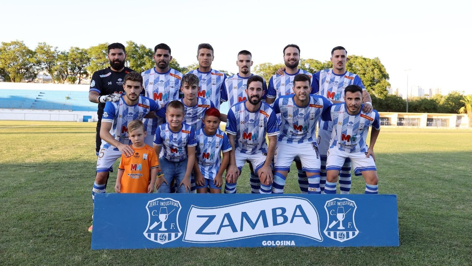 Formación inicial que presentó el Jerez Industrial. Formación inicial que presentó el Jerez Industrial.