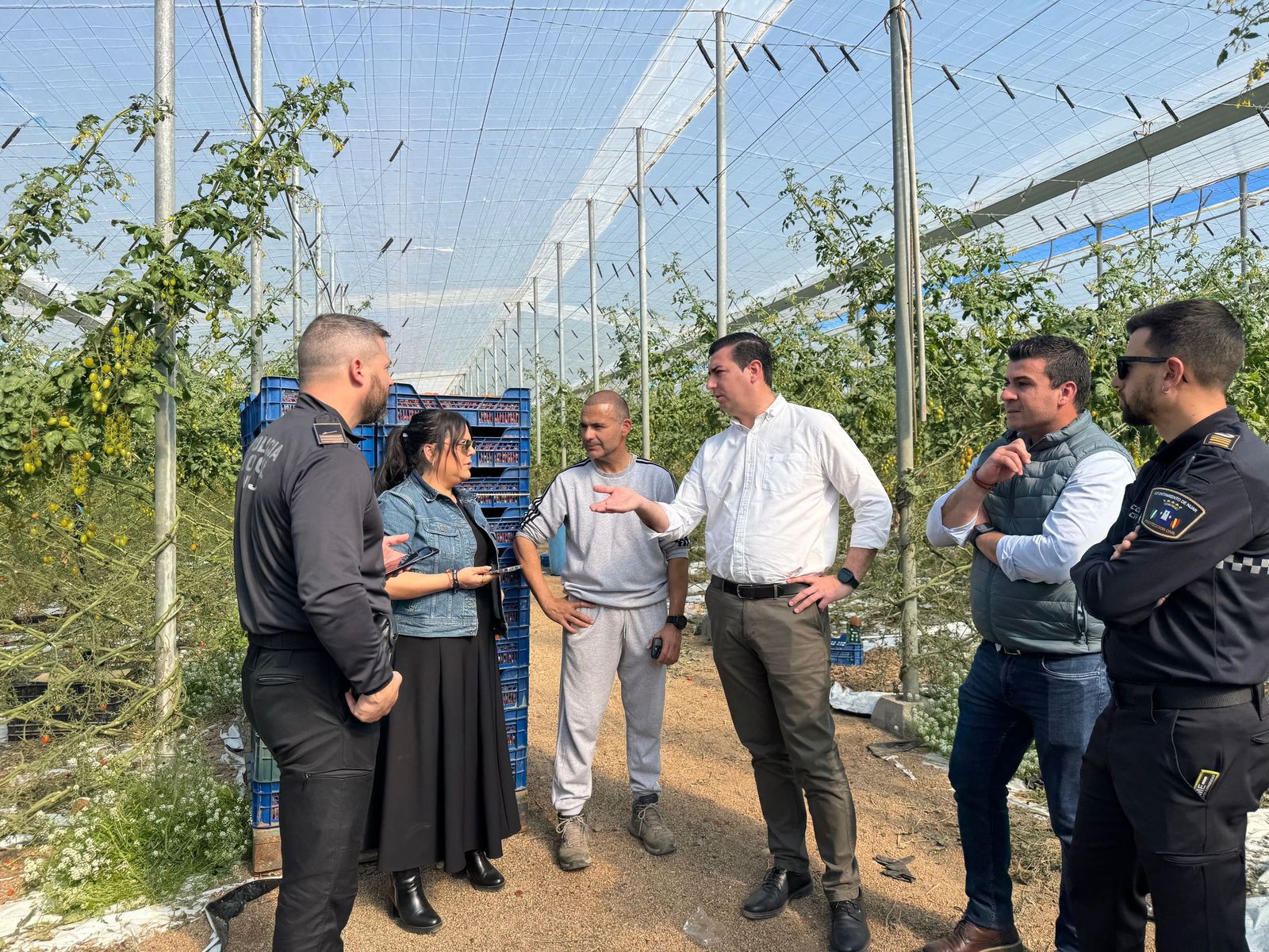 El alcalde durante la visita a una de las explotaciones agrícolas afectadas por los robos.