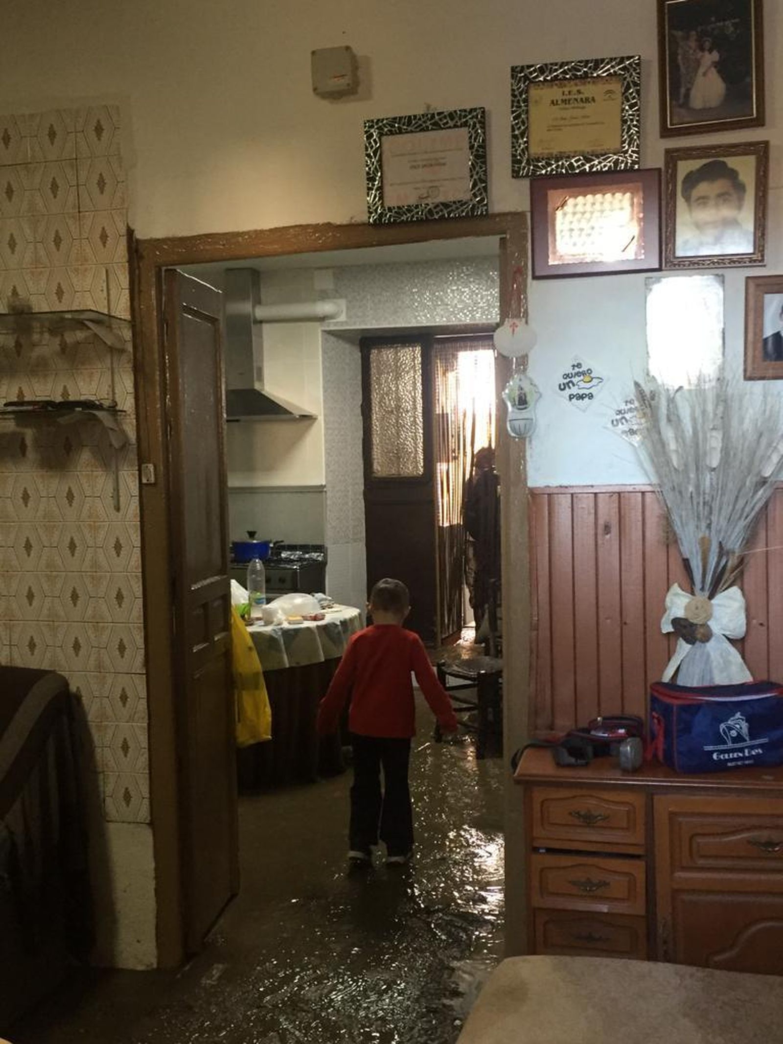 Imágenes de la inundación de El Trapiche, en Vélez-Málaga, por la rotura de una tubería del pantano de la Viñuela.