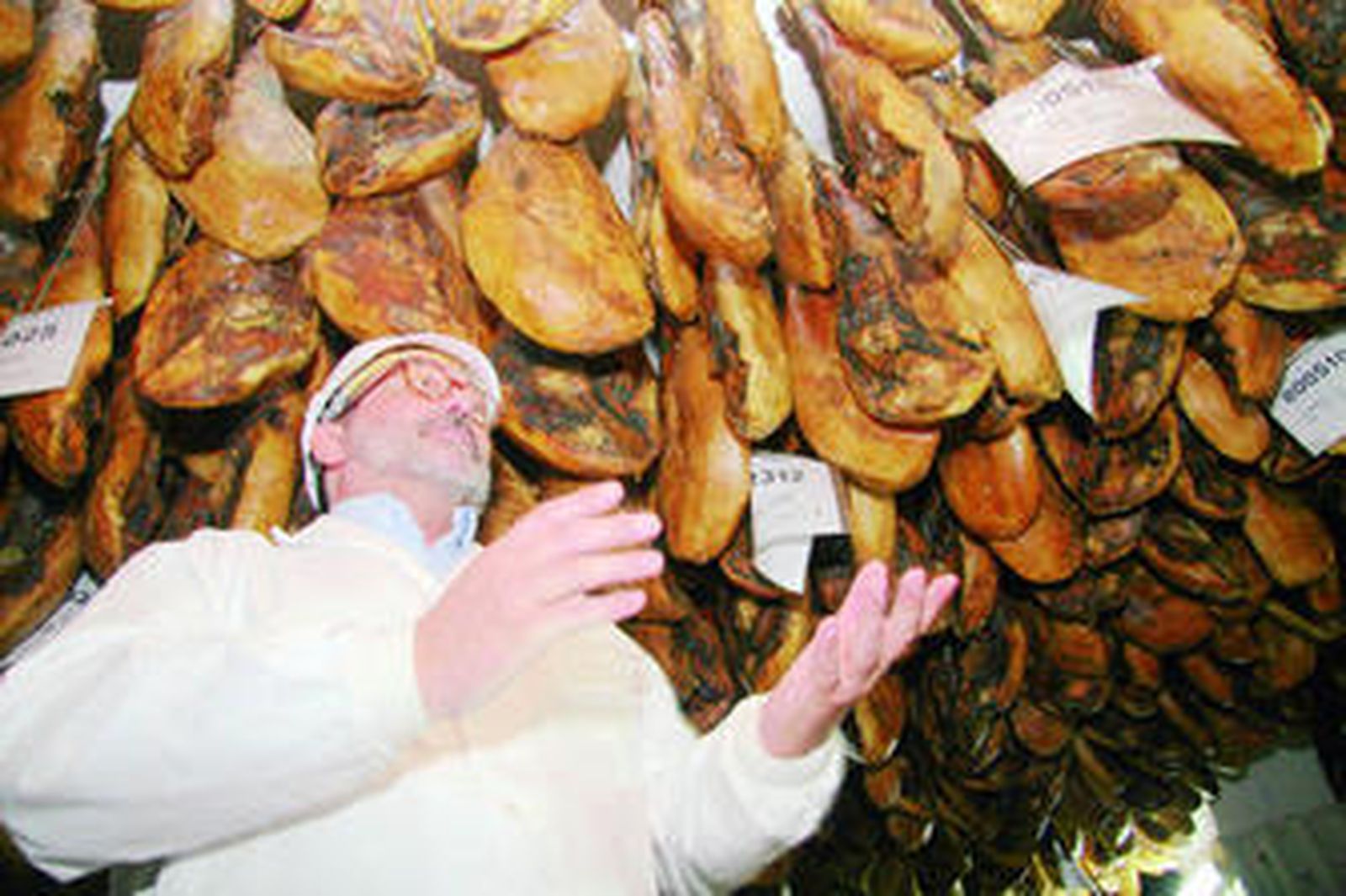 Antonio Moreno, gerente de SRC, en las bodegas para el secado de jamones en Jabugo.