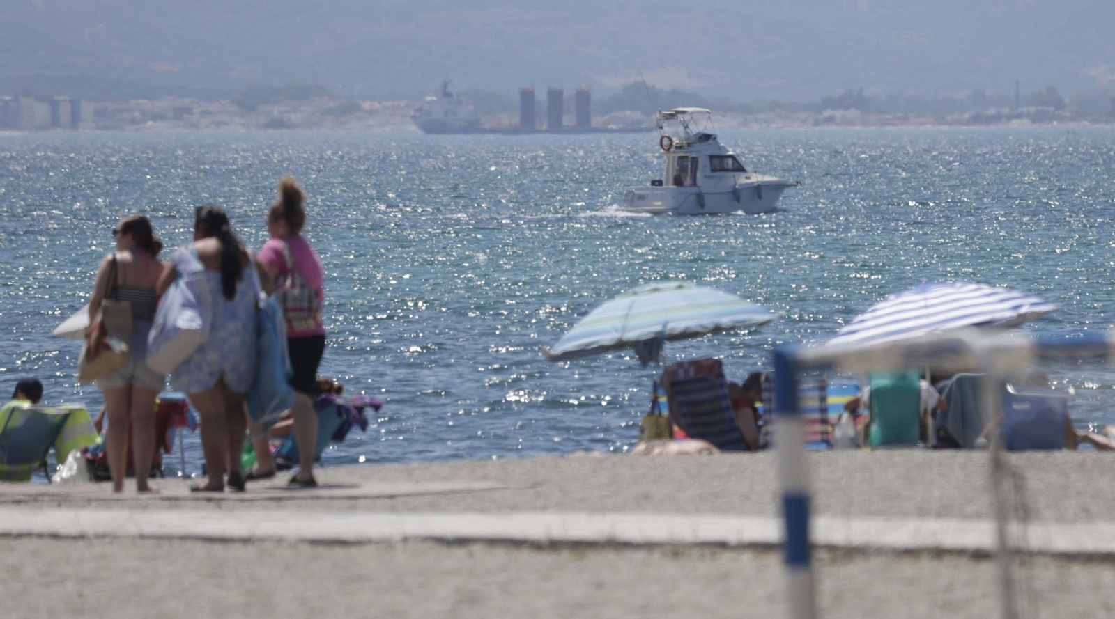 Fotos del primer domingo de julio en las playas de La Línea