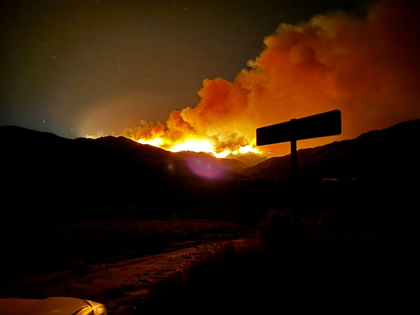 Ocaso en la noche del jueves con el incendio en la sierra de Los Filabres en Lubrín totalmente descontrolado.