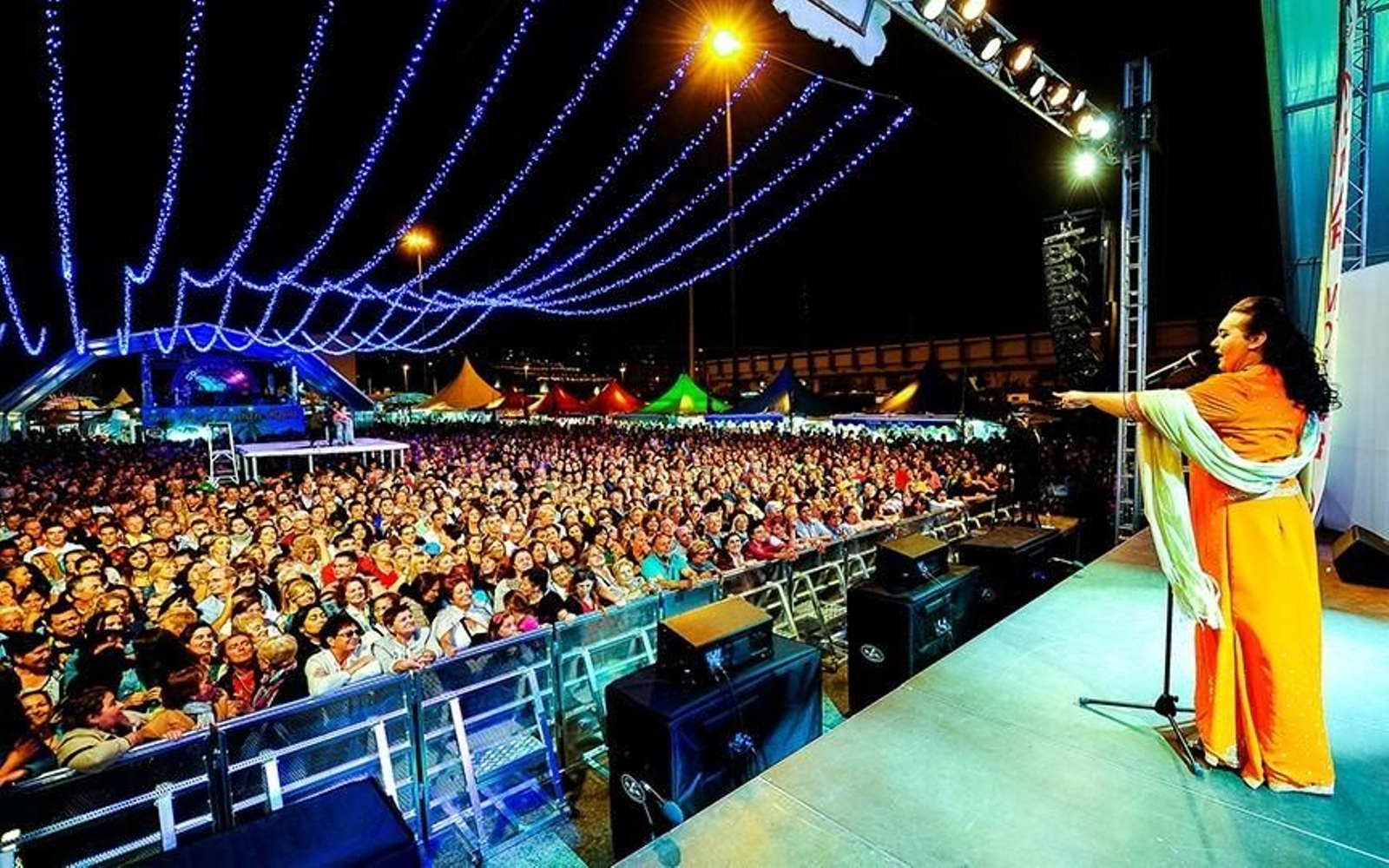 Falete actúa en concierto en el Festival de las Naciones.