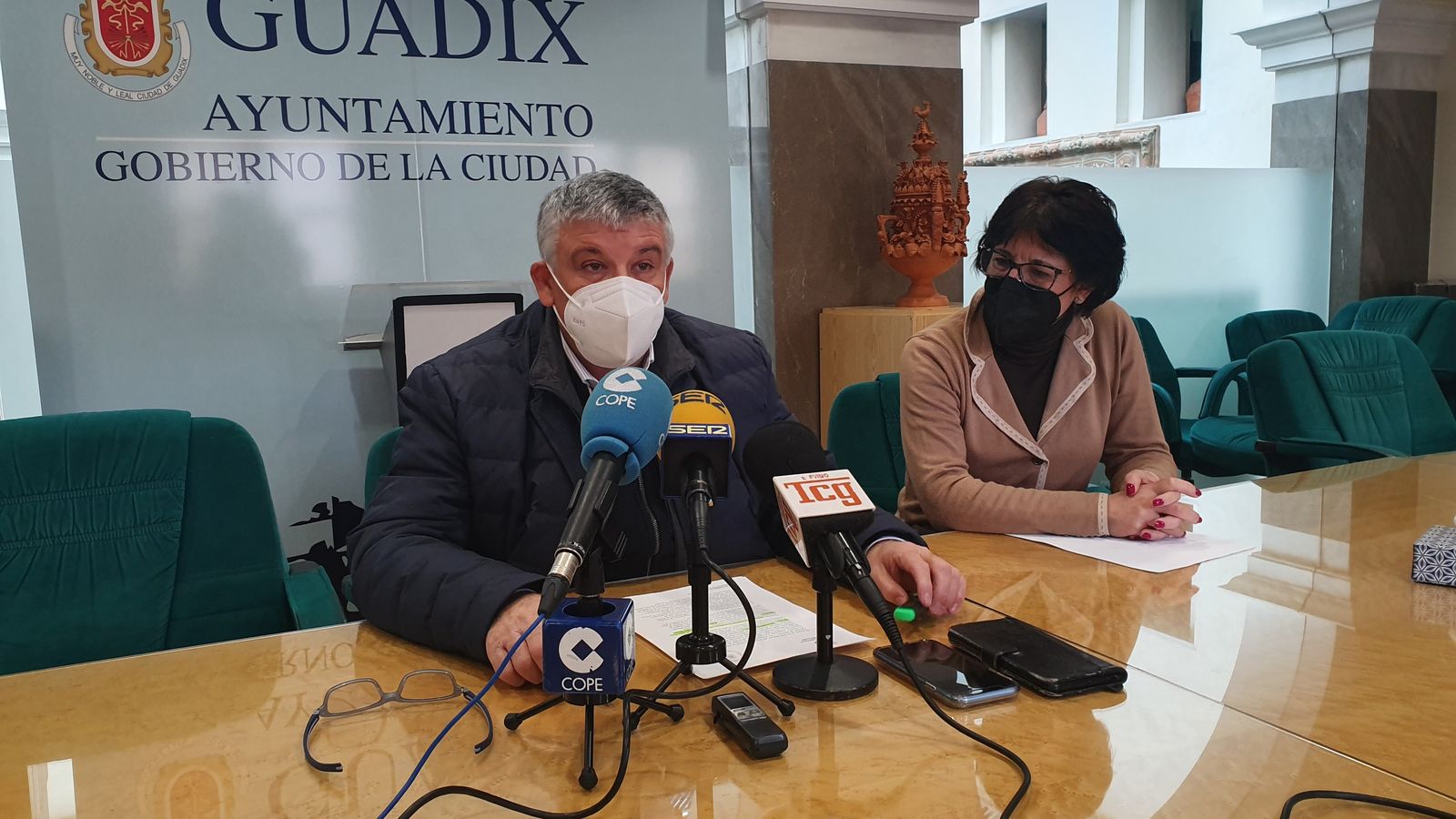 El alcalde de Guadix, Jesús Lorente, junto a la concejala de cultura, Encarni Pérez