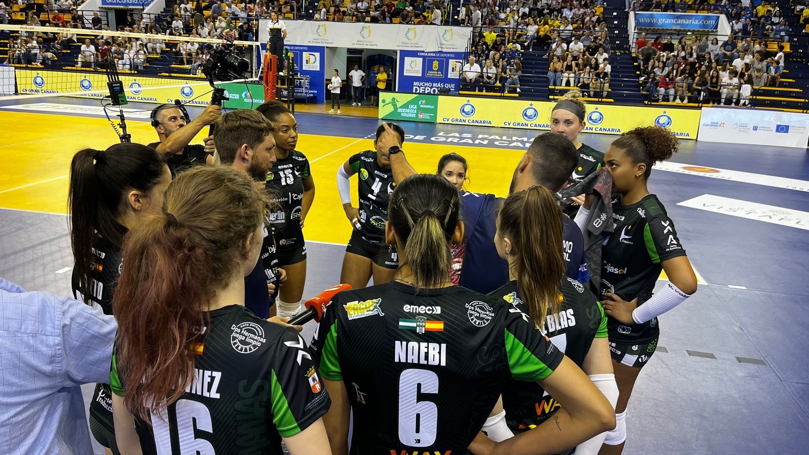 Las jugadoras del Esquimo Cajasol Voley Dos Hermanas, en un tiempo muerto.