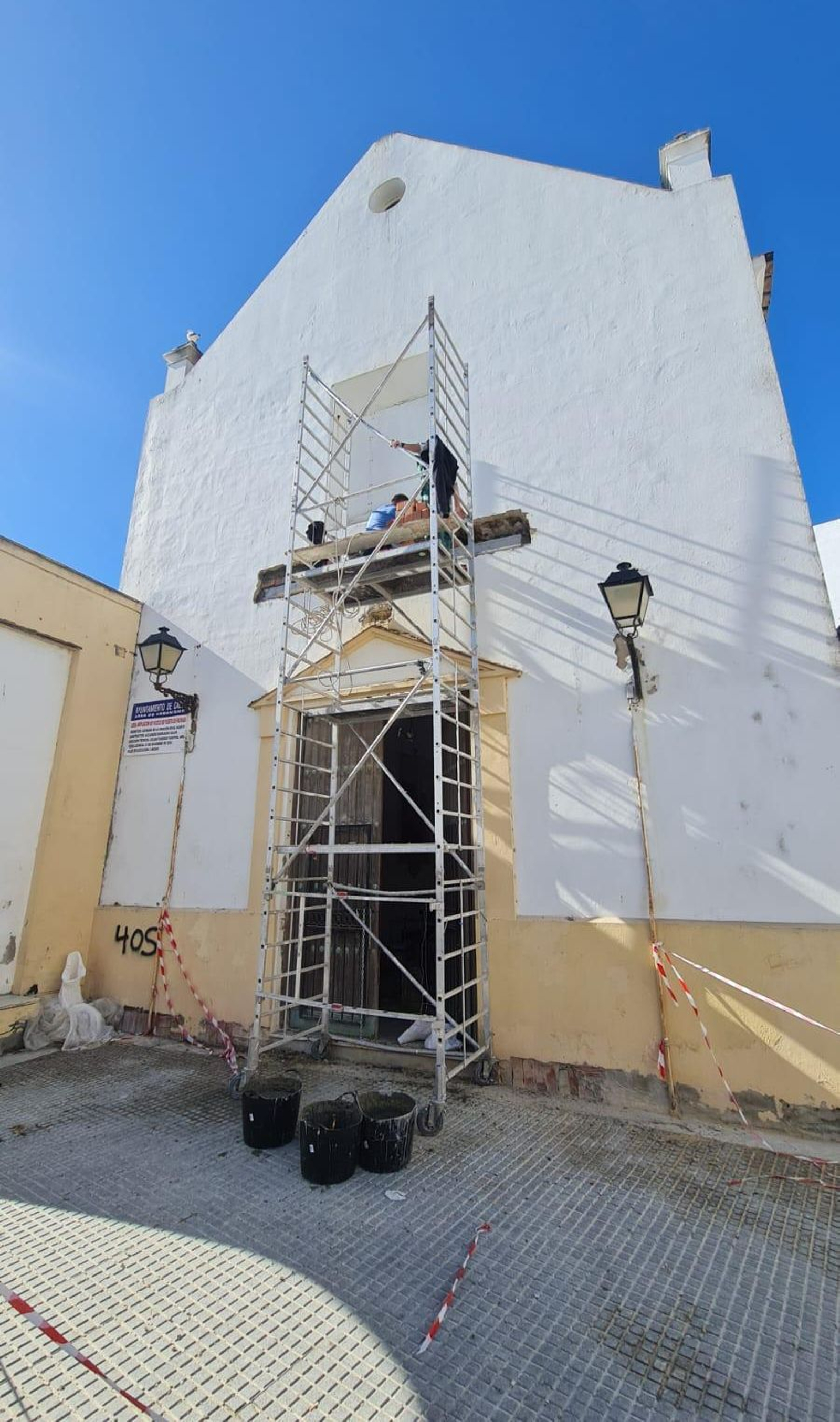 Trabajos que se realizaban este sábado en el exterior de la iglesia de Santa Catalina.