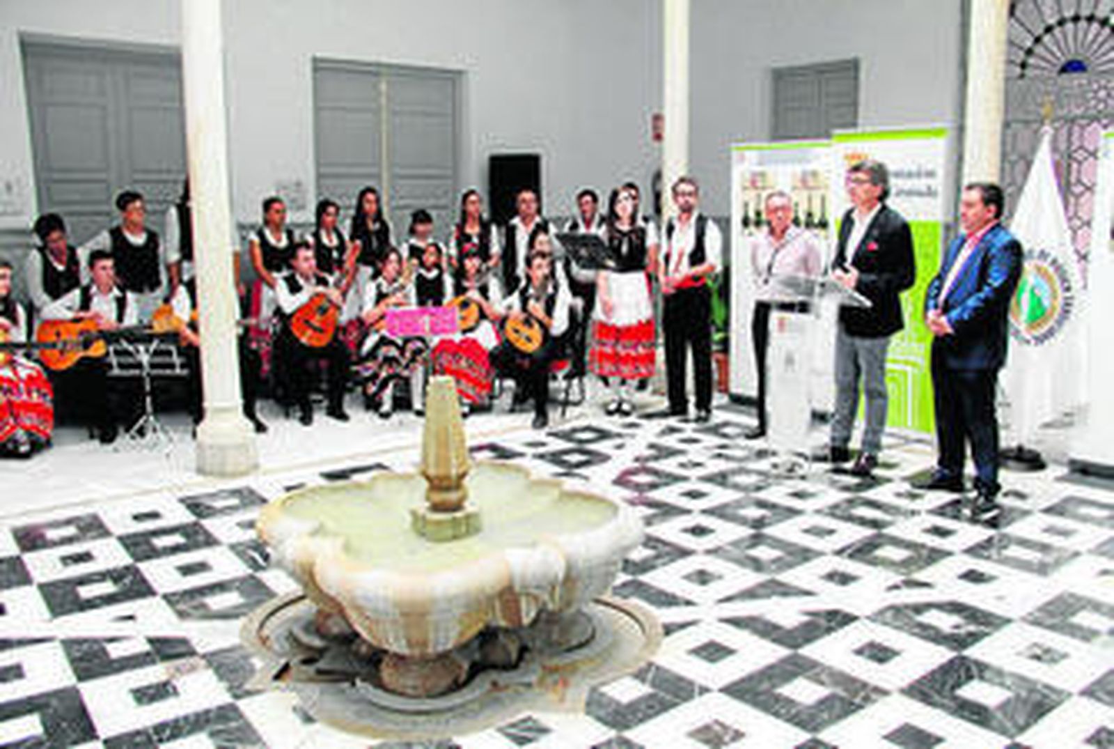 José Torrente con Cristóbal Baños, alcalde de Alcolea y Adolfo García, de la Asociación Abuxarra.
