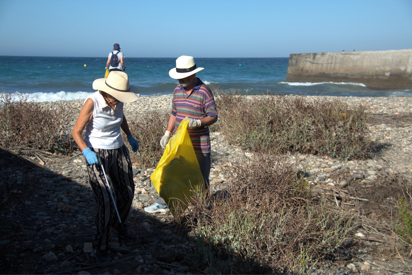 Así ha sido la jornada de limpieza de la desembocadura del río Guadalfeo en Salobreña