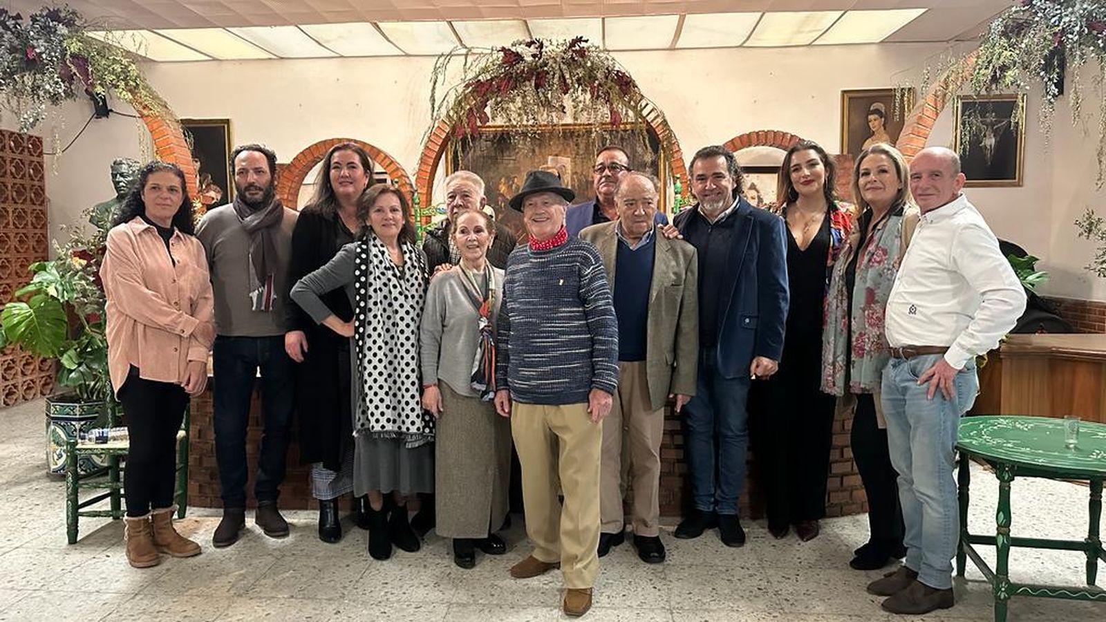 El Zorri, Angelita Gómez, Ana María López y David Lagos, con miembros de la peña.