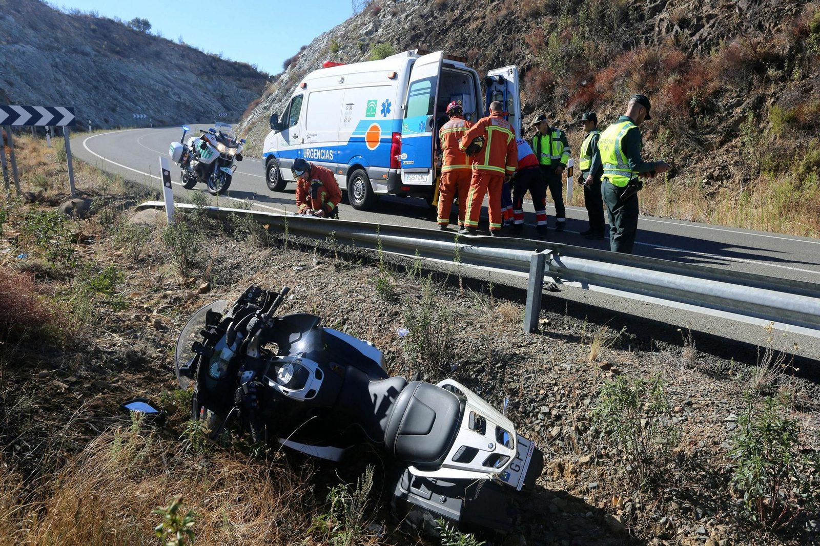 Intervención de efectivos sanitarios y policiales en el siniestro de una moto de gran cilindrada en la N-435. Intervención de efectivos sanitarios y policiales en el siniestro de una moto de gran cilindrada en la N-435.