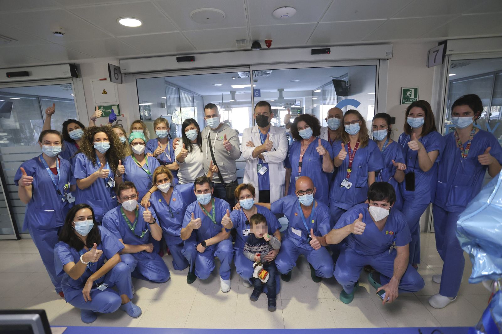 Los padres de Pablo con parte de los profesionales del Materno que contribuyeron a salvar su vida.