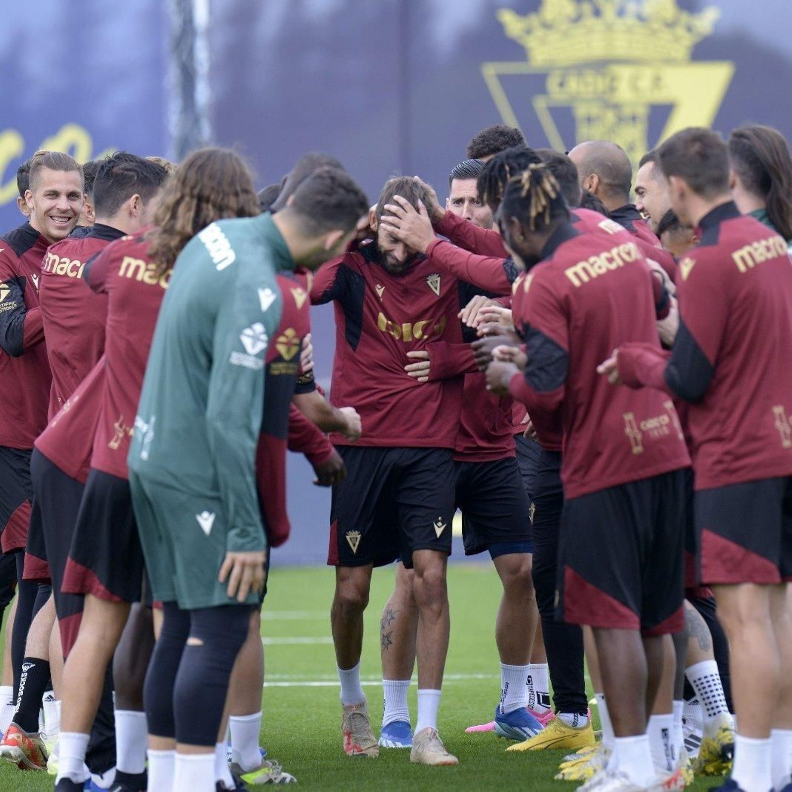 José Mari es felicitado por sus compañeros en el entrenamiento.