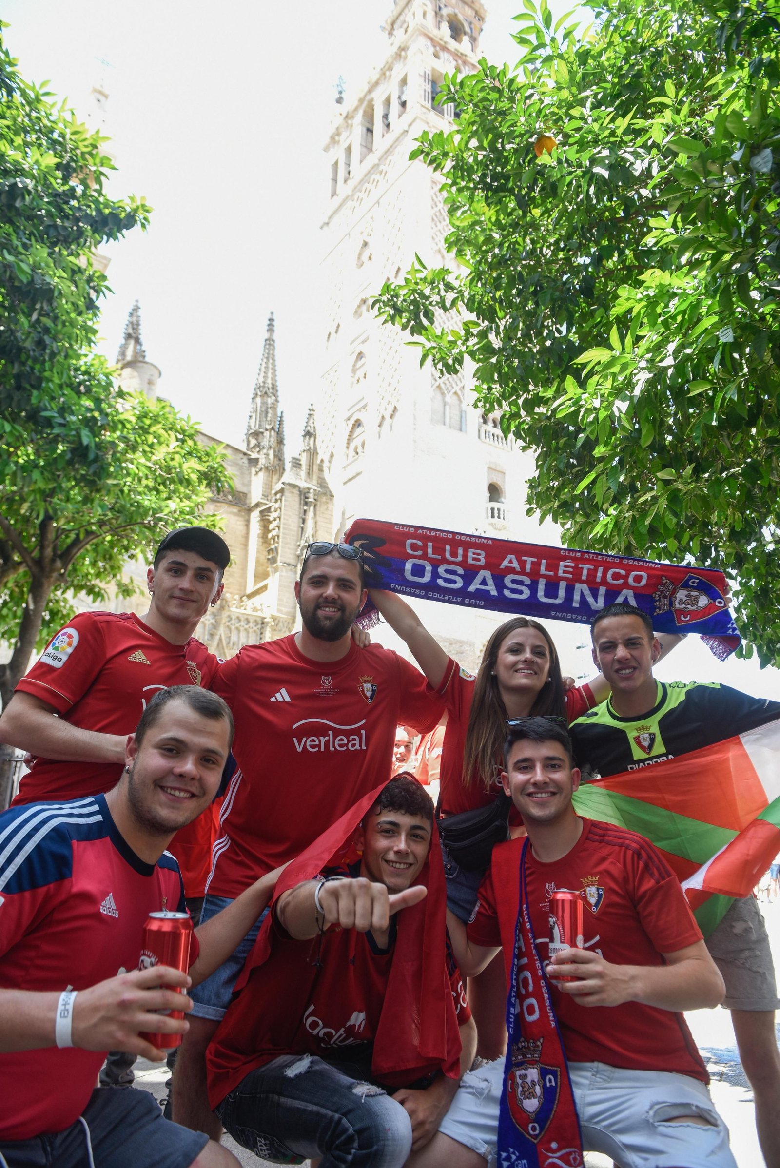 Búscate en la galería gráfica de las aficiones de Osasuna y Real Madrid en Sevilla