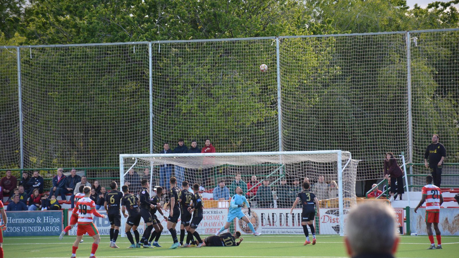 Falta directa de Sarmiento que repelió el larguero al filo del descanso.