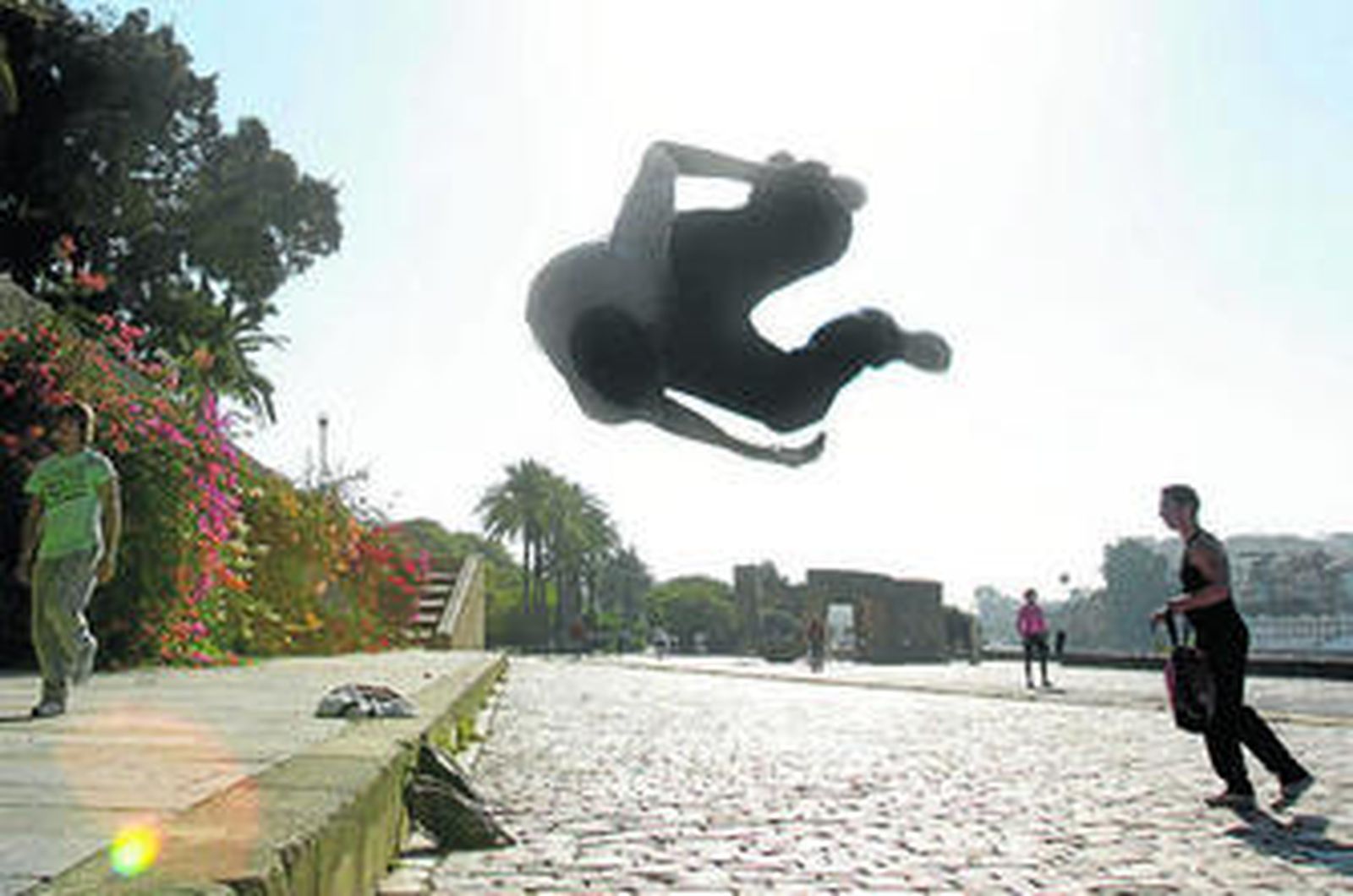 1. Un joven aficionado practica la disciplina en el Paseo Marqués de Contadero.  2. Pedro Miño, responsable del gimnasio, en las instalaciones. 3. Daniel Barragán, conocido como El Flecha, realiza uno de los movimientos propios del 'parkour'.