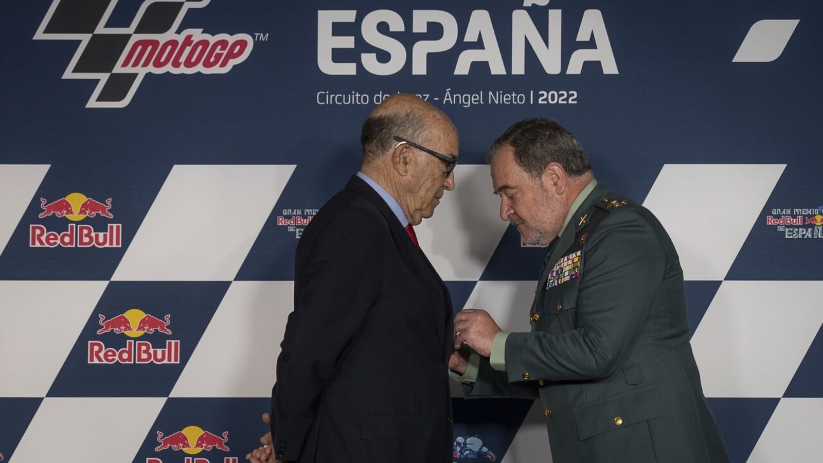 Pablo Salas coloca la Cruz de Plata a Carmelo Ezpeleta.