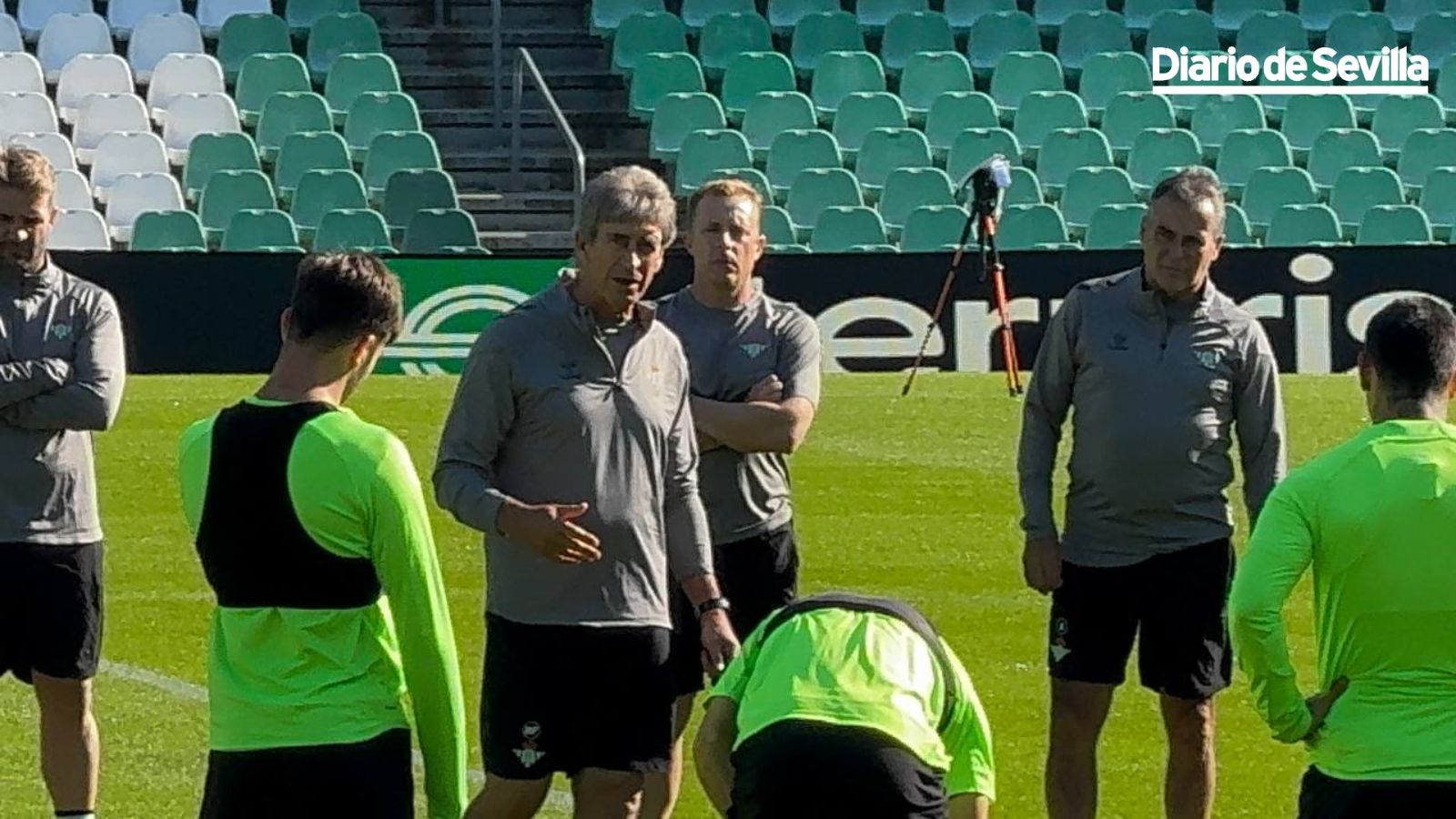 Manuel Pellegrini en plena charla a sus jugadores en el Villamarín