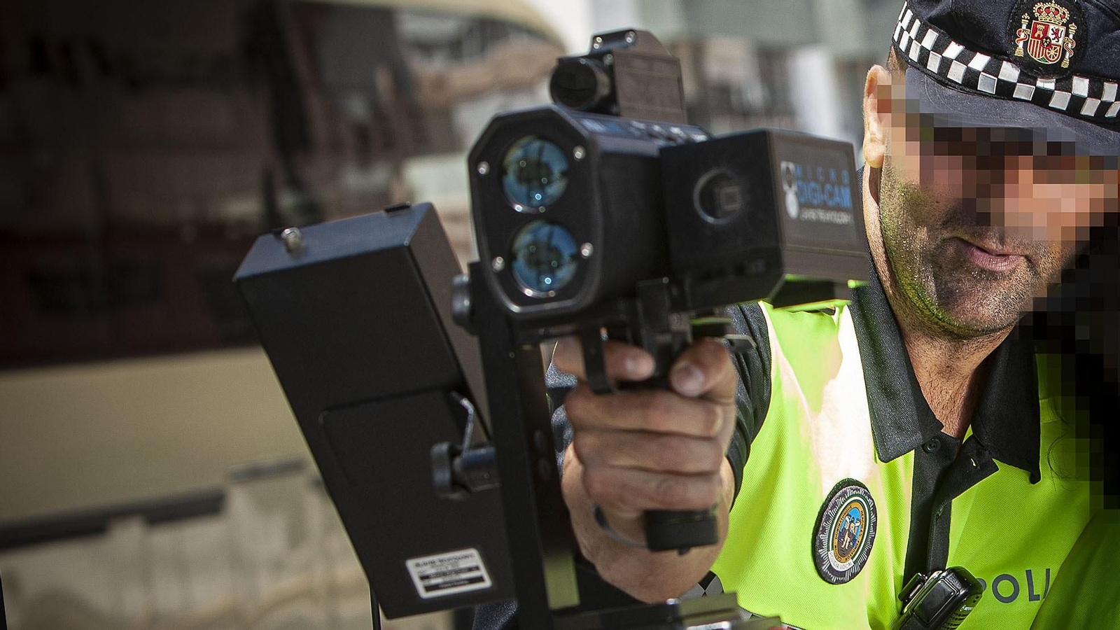 Un agente de la Policía Local sujeta un radar de control de velocidad.