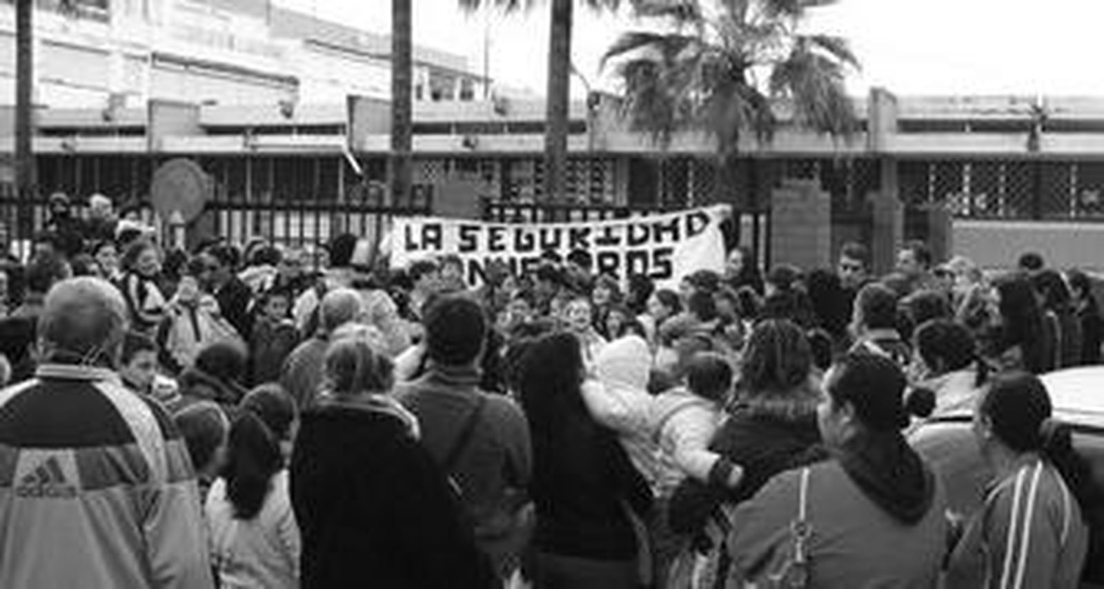 Un grupo de padres y alumnos congregado ayer en las puertas del Manuel de Falla.