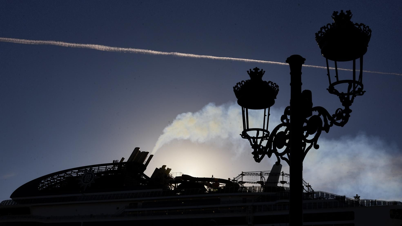 La chimenea de un buque turista atracado en el muelle de Cádiz, expulsando gases