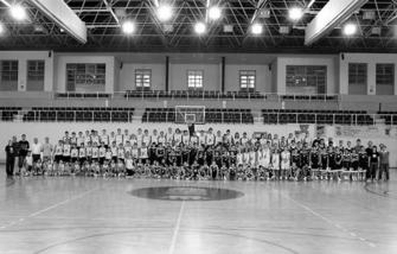Foto de familia, tras la presentación de los equipos del club chiclanero.