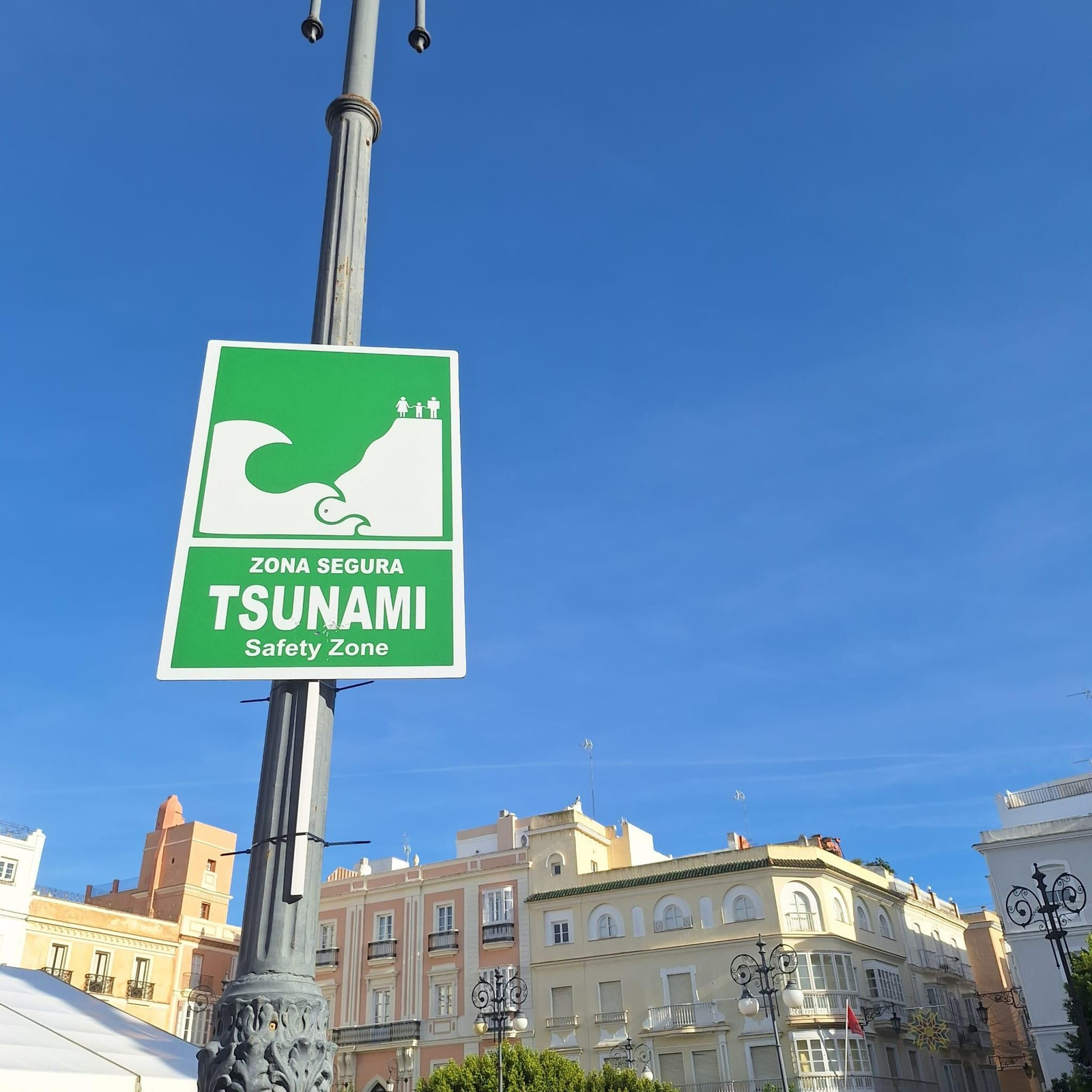 Cartel de zona segura de tsunami