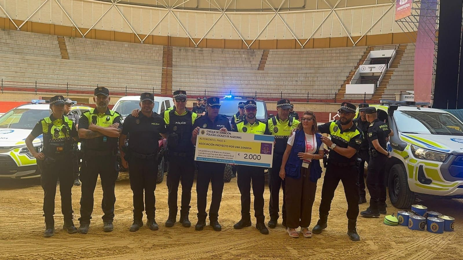 Los agentes dando la donación.