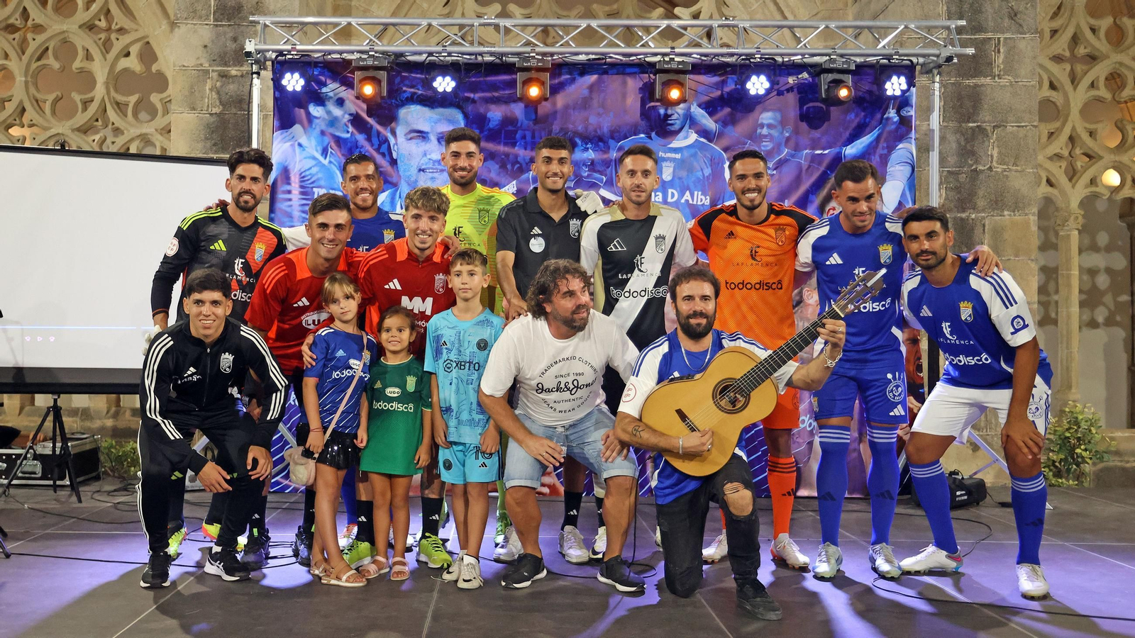 Imágenes de la presentación de las camisetas del Xerez CD