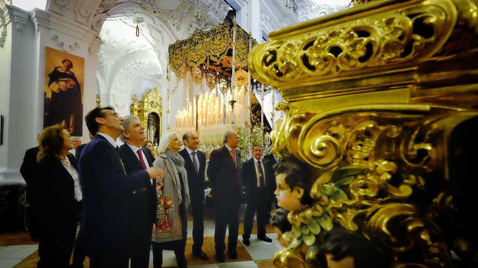 Dastis observa el paso de misterio de Cigarreras en Santo Domingo.