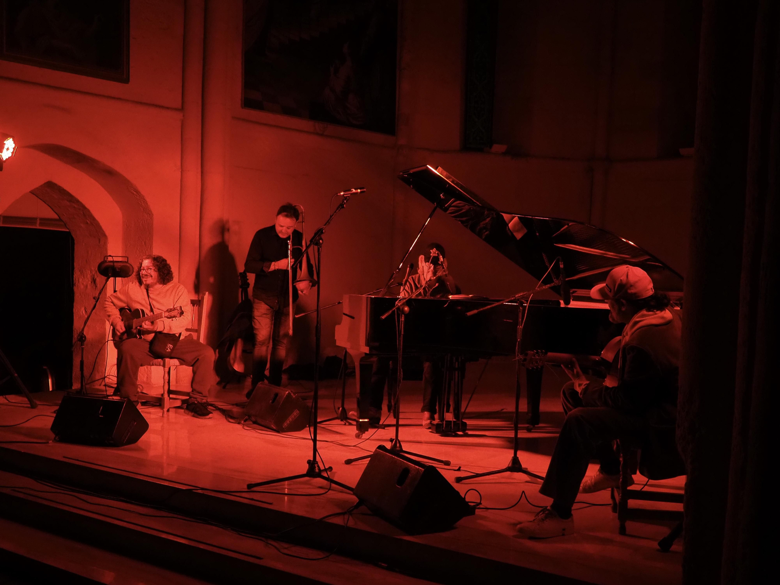 Las fotografías del concierto de Howe Gelb en la Iglesia de la Magdalena de Córdoba