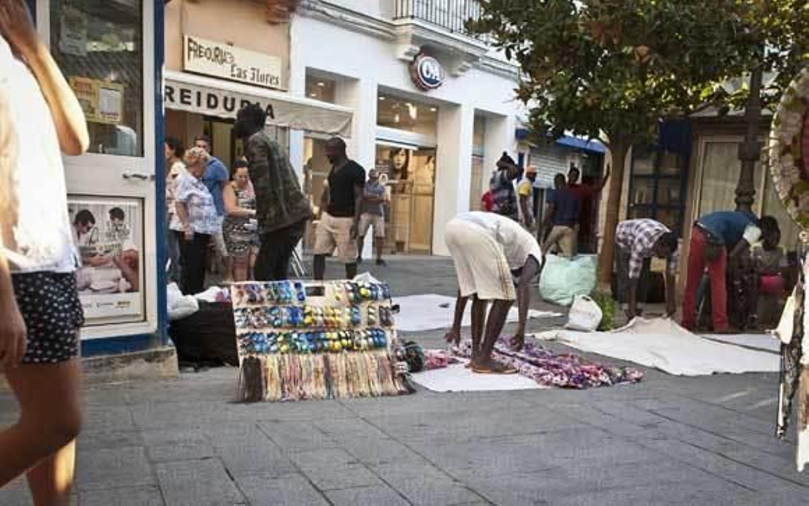 Varios de los manteros que están en la plaza de las Flores. /Joaquín Hernández Kiki