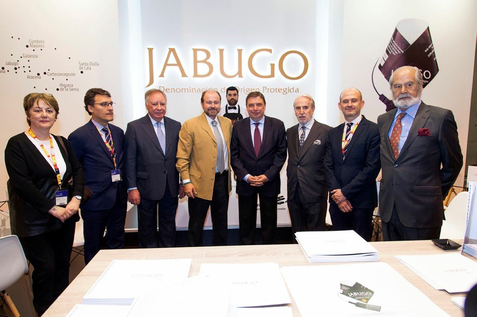 Luis Planas posa con  los principales representantes de la denominación de origen protegida.