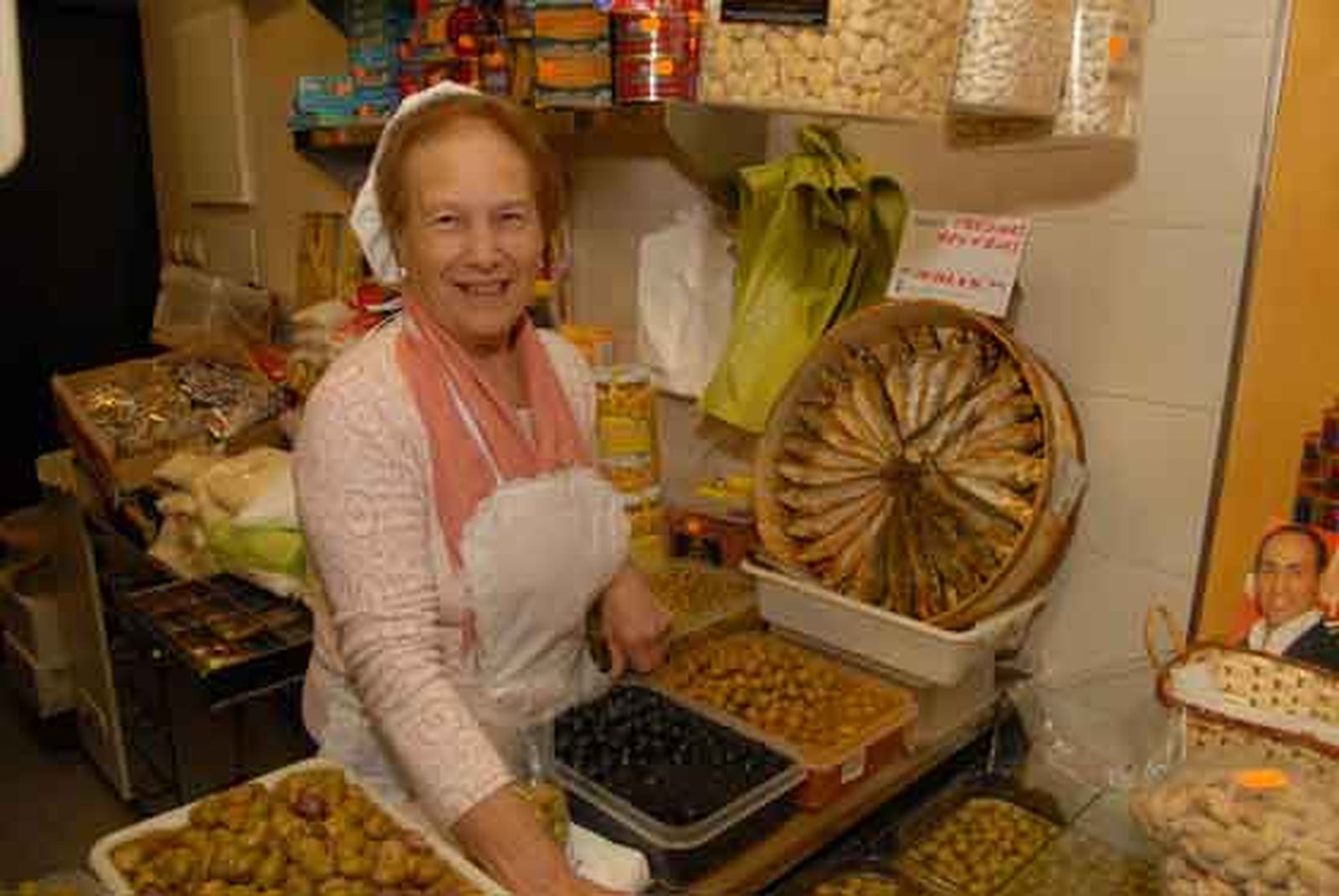 Aceitunas Chaves
Propietarios: Manuel Chaves Aragón y Fernanda Rodríguez
Puesto C-21
Género:Aceitunas aliñadas y encurtidos son los productos estrella
Llevan más de medio siglo en la venta de aceitunas y dicen encontrarse satisfechos con el cambio a la plaza que ahora cumple su primer aniversario. En su puesto se puede encontrar de todo, pero claro está, si por algo son famosos en el mercado es por sus aceitunas, entre las que destacan las aliñadas y la verdial. Aunque vienen de diferentes proveedores, Fernanda cuenta que la mayoría son de Arahal, un pueblo de Sevilla. Además venden encurtidos y latas de conserva.



Foto: Paco Periñán