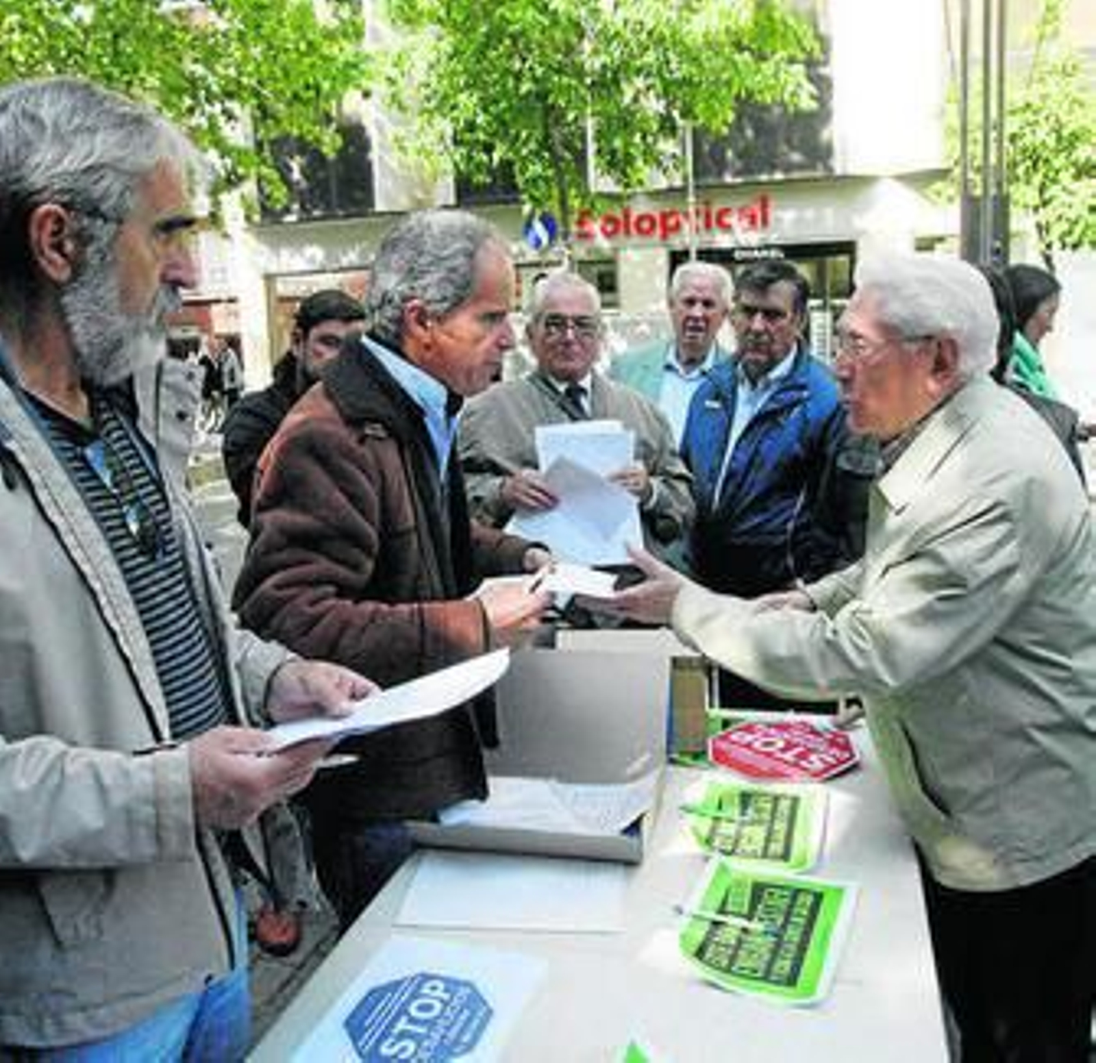 Recogida de firmas que se inició ayer en el Bulevar.