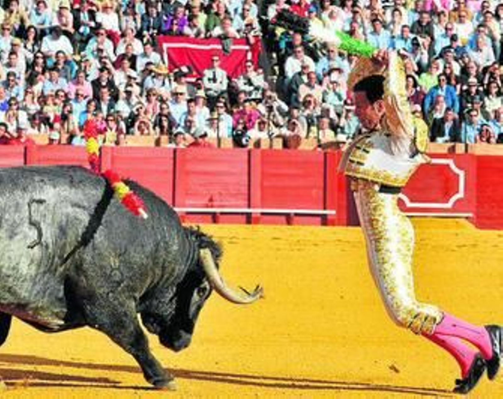 Antonio Ferrera en un par de banderillas al primer toro.