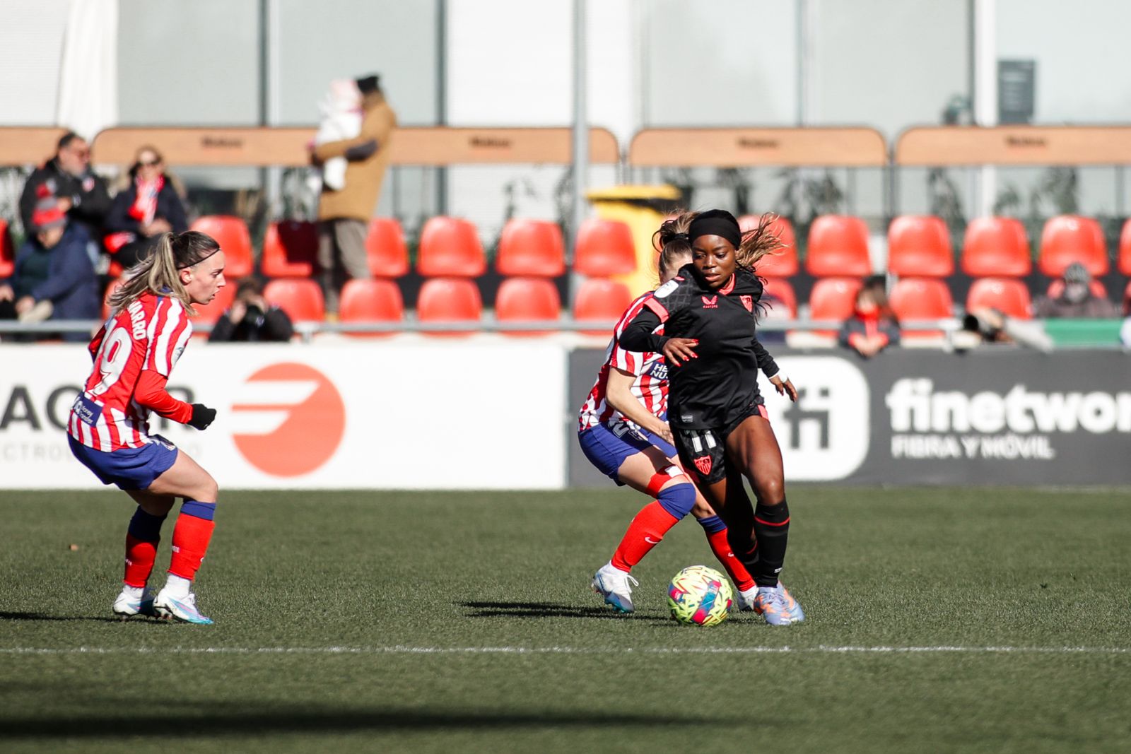 Toni Payne trata de regatear a dos rivales.