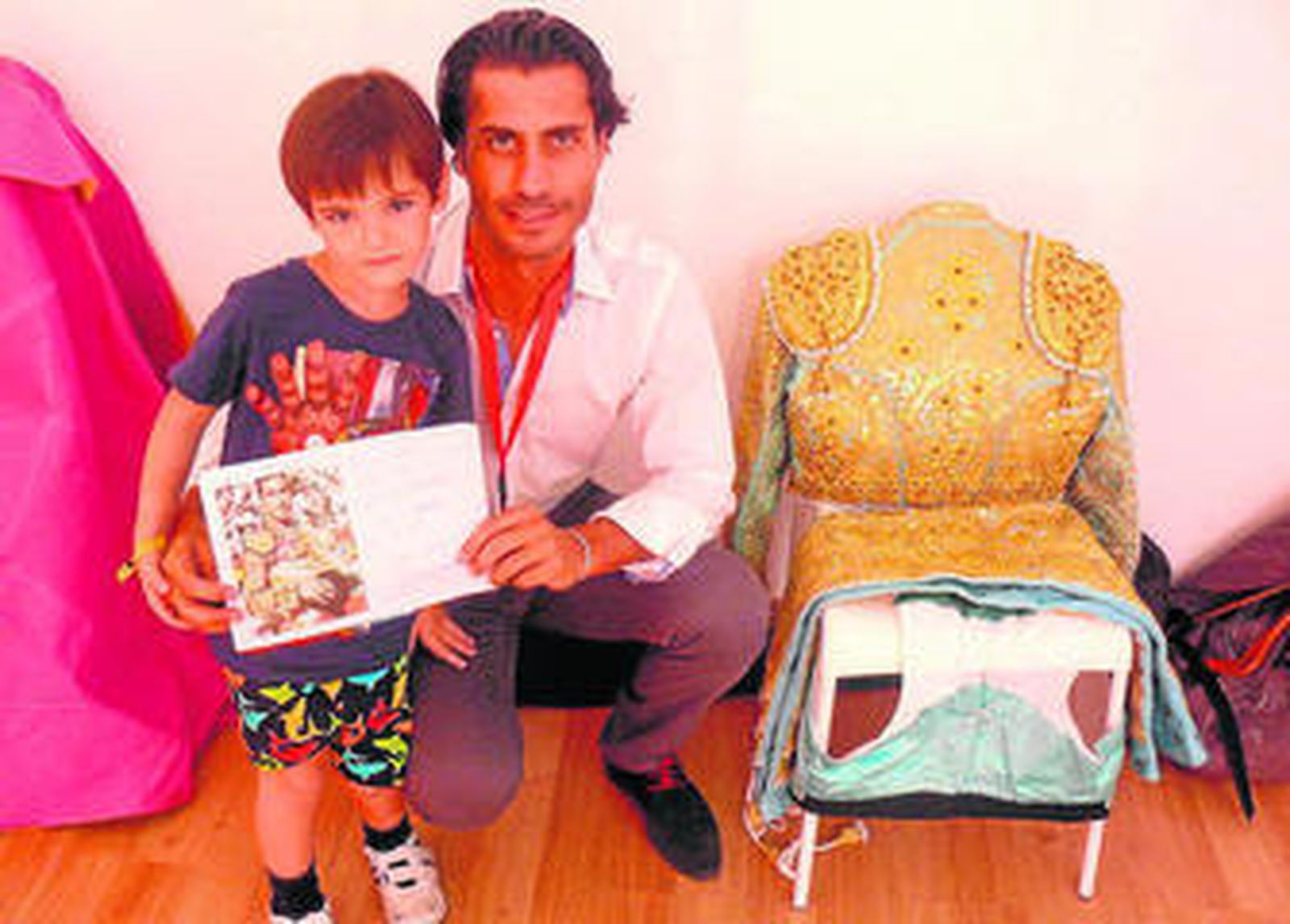 Jesús Almería enseña a los niños el arte y la disciplina taurina