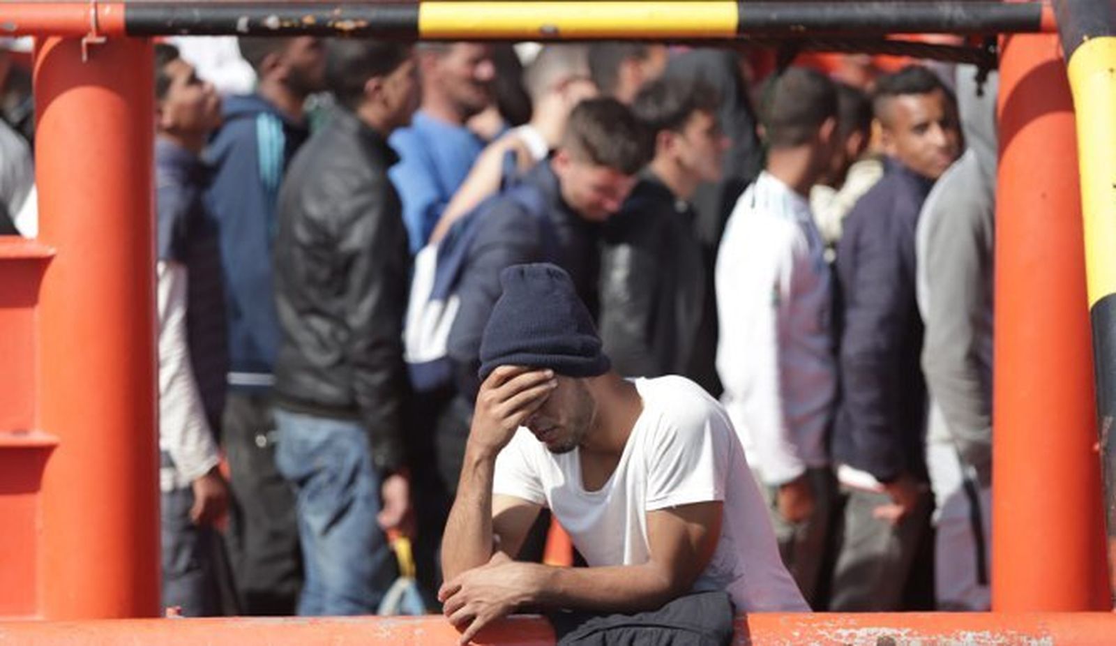 Migrantes magrebies en la María Zambrano, en el puerto de Algeciras.