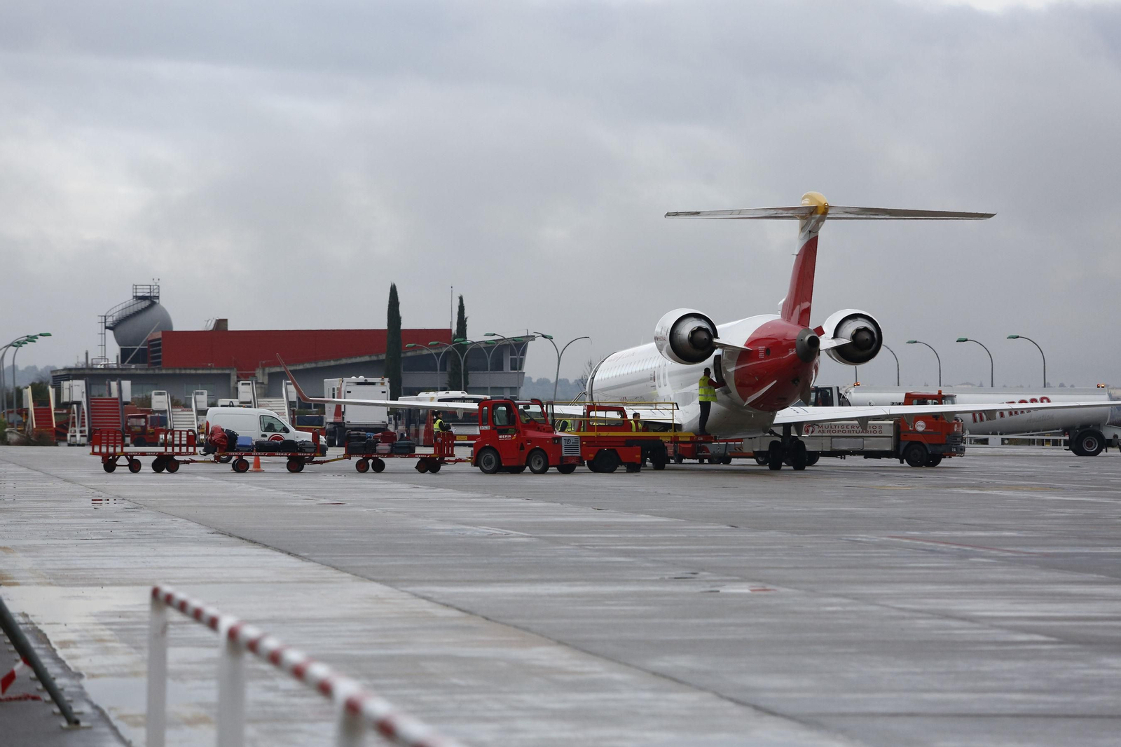 Un avión de Iberia con Madrid se prepara para el despegue en Granada