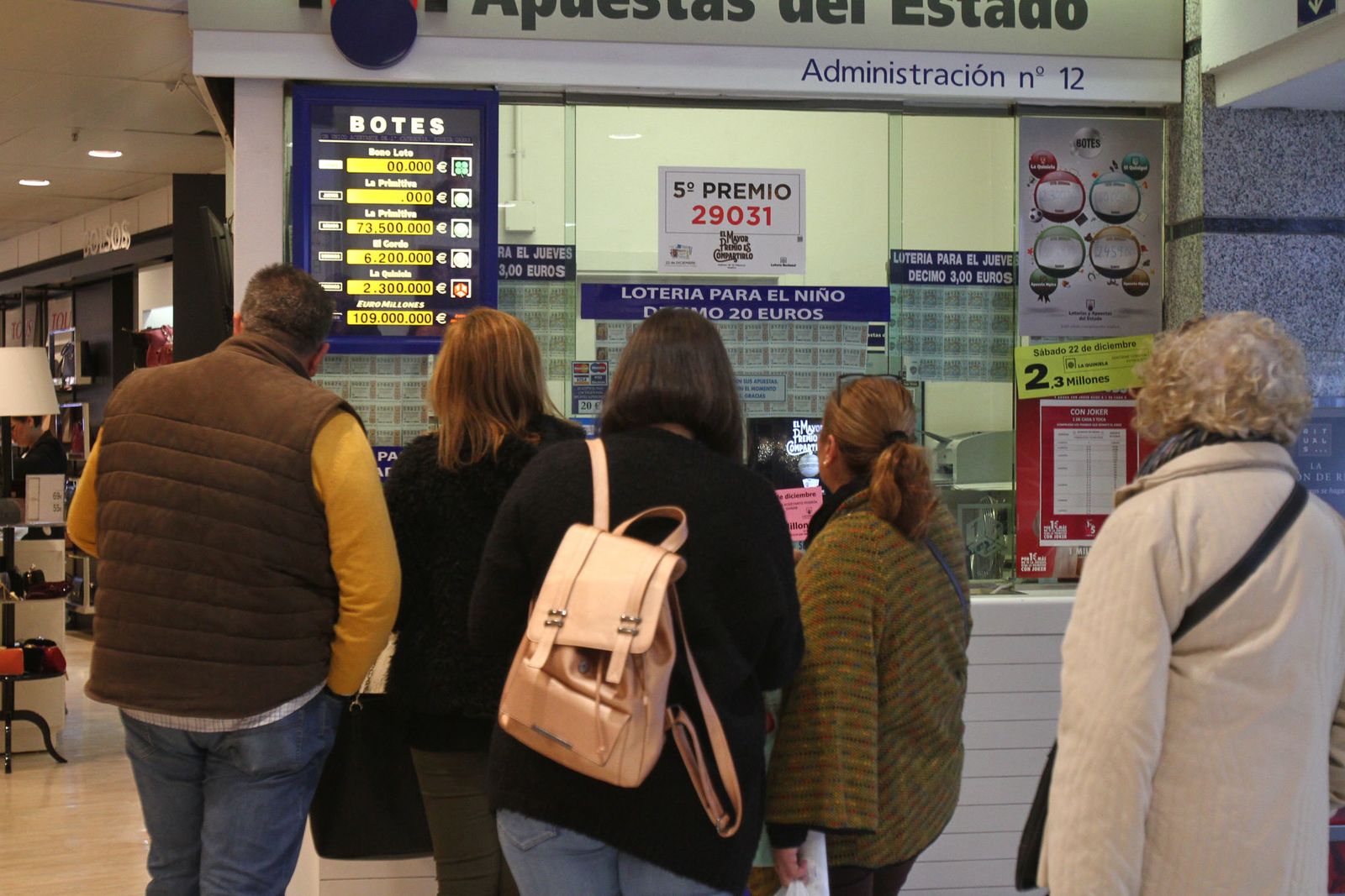 Alegría en Huelva tras tocar por primera vez el gordo en la capital.
