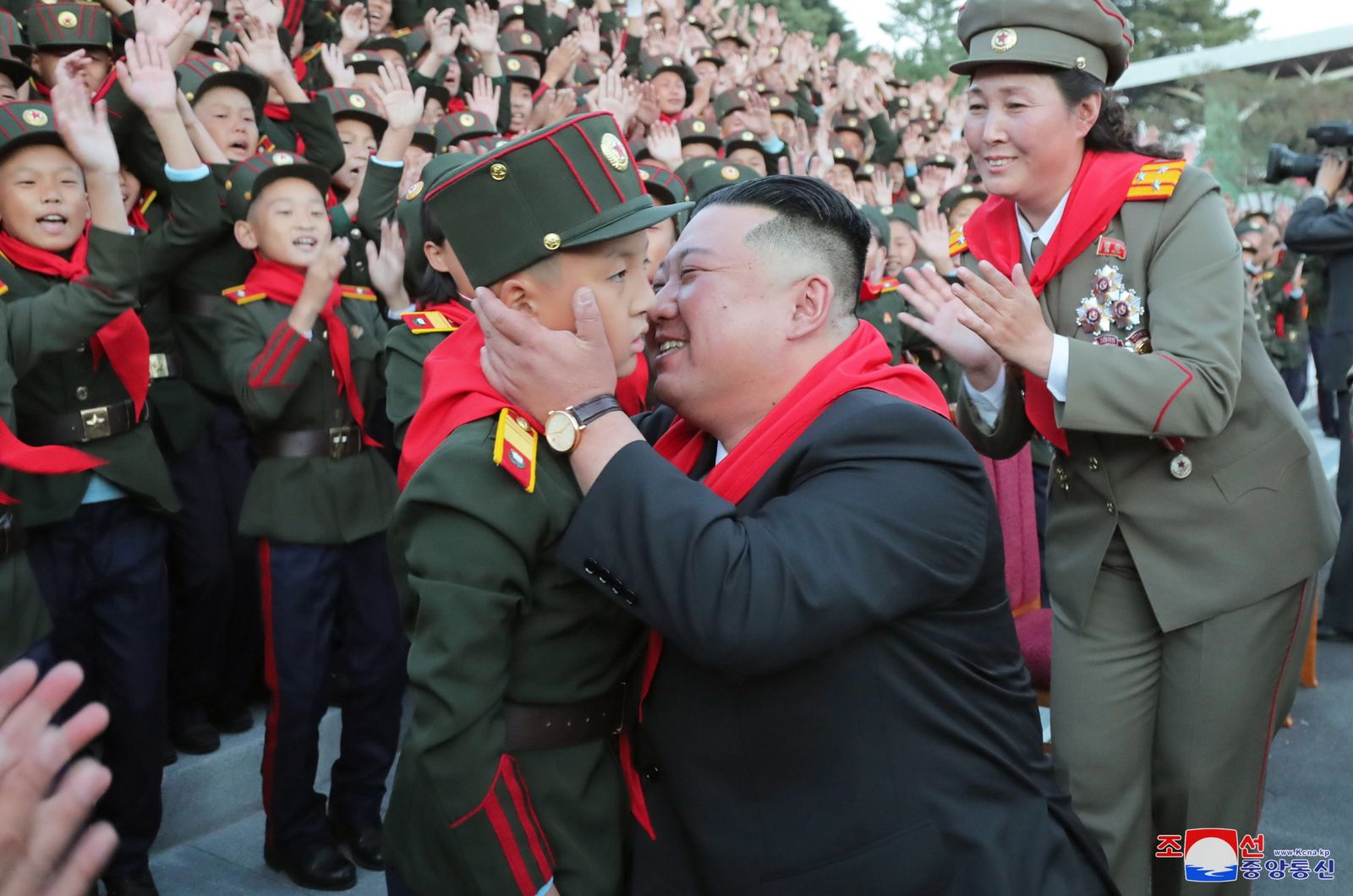 Kim Jong-un abraza a un estudiante durante un acto en Pyongyang.