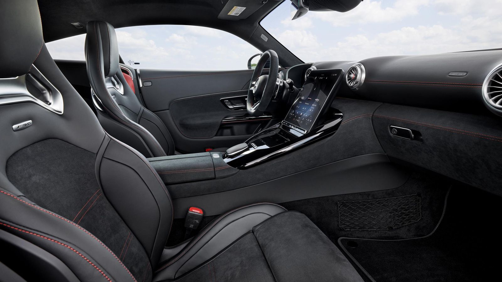 Los asientos son los AMG Performance con sujeción lateral reforzada y el volante está tapizado en cuero napa y microfibra.