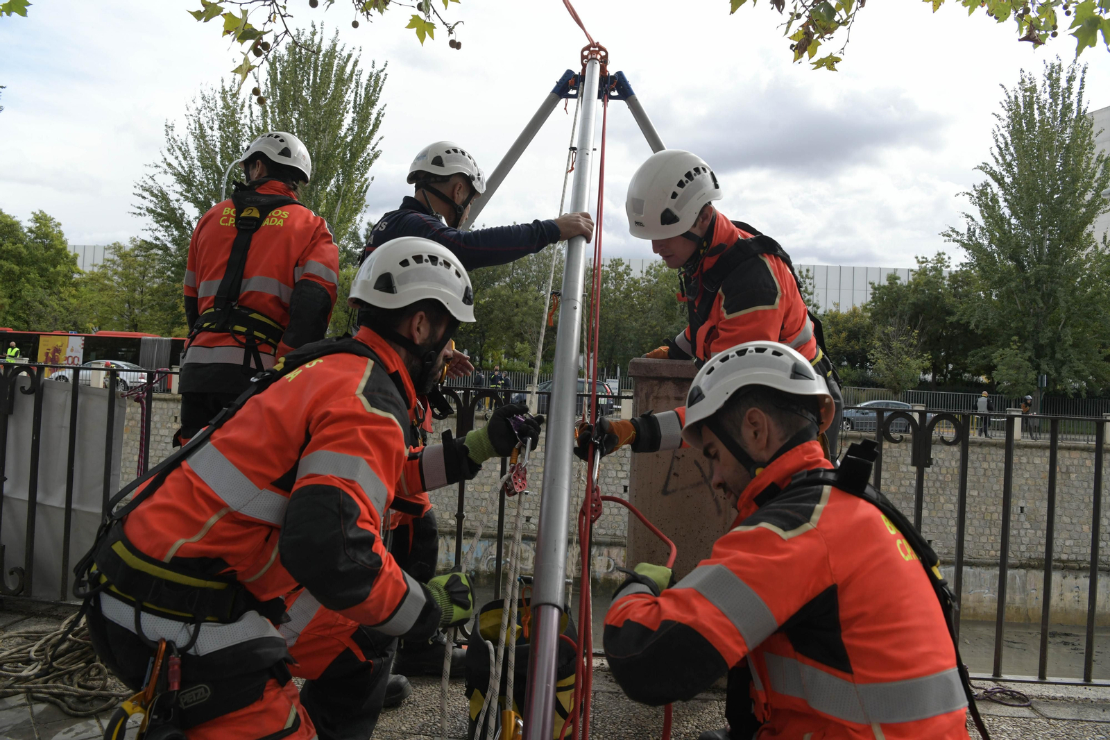 Fotos: Las mejores imágenes del simulacro de rescate de un coche accidentado en el río Genil de Granada
