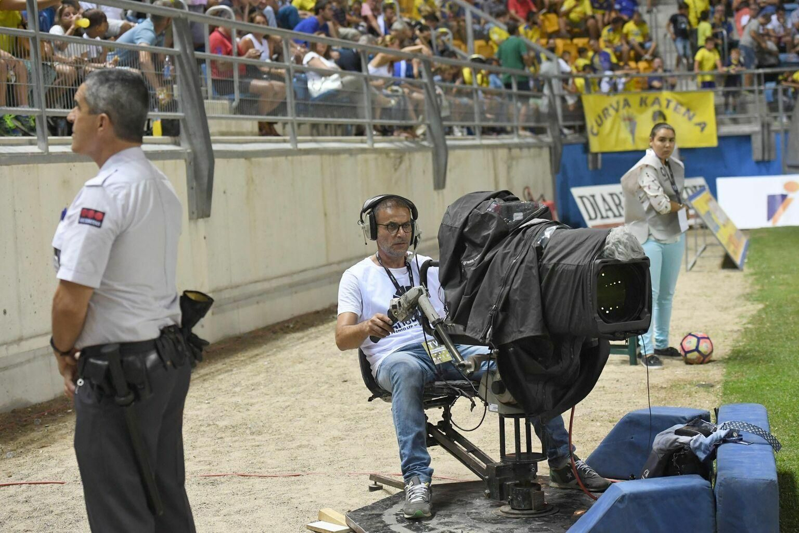 Un operador maneja una cámara de televisión en el Carranza.