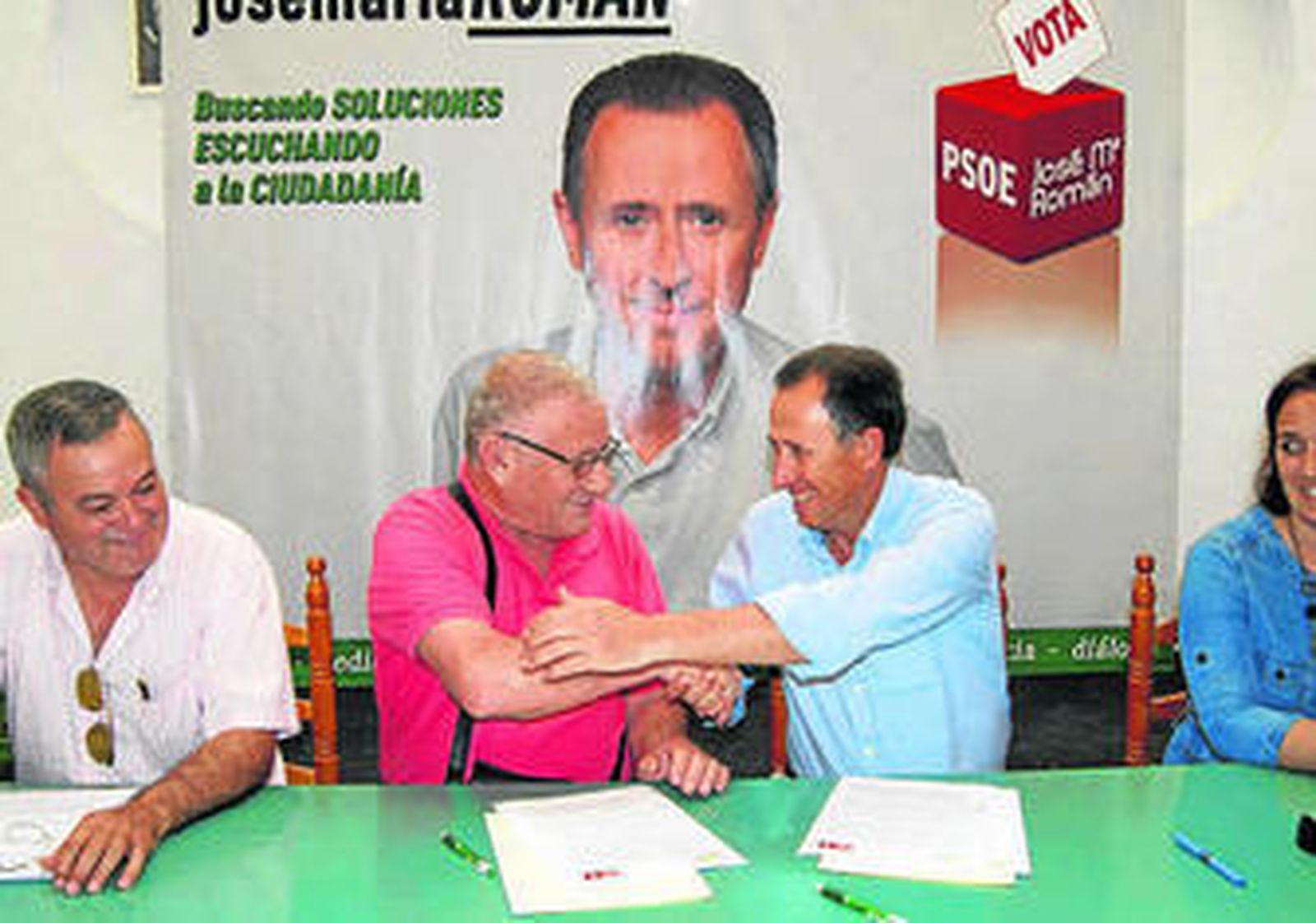 Román estreecha la mano al vicepresidente del colectivo.
