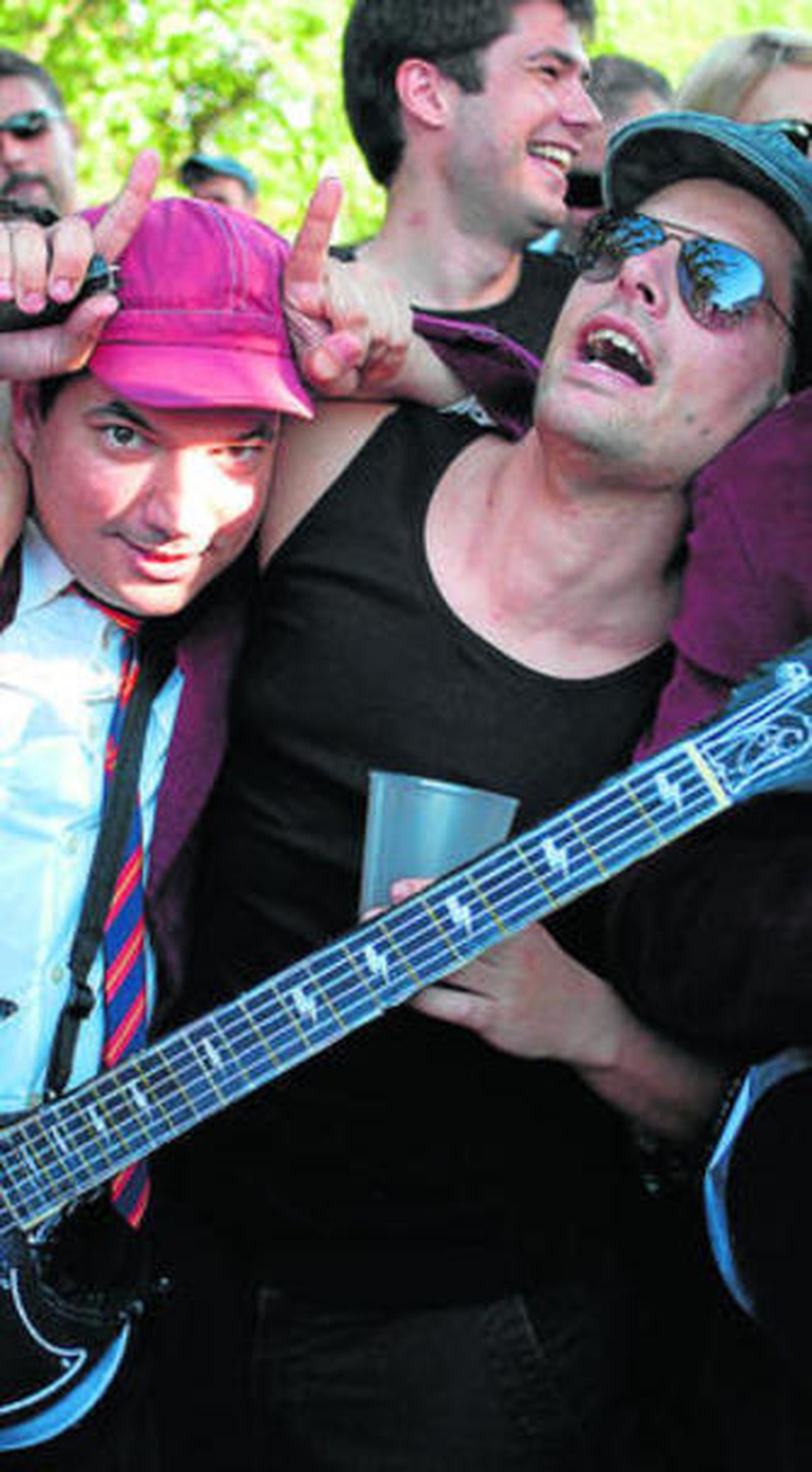 Un grupo de seguidores de AC/DC.