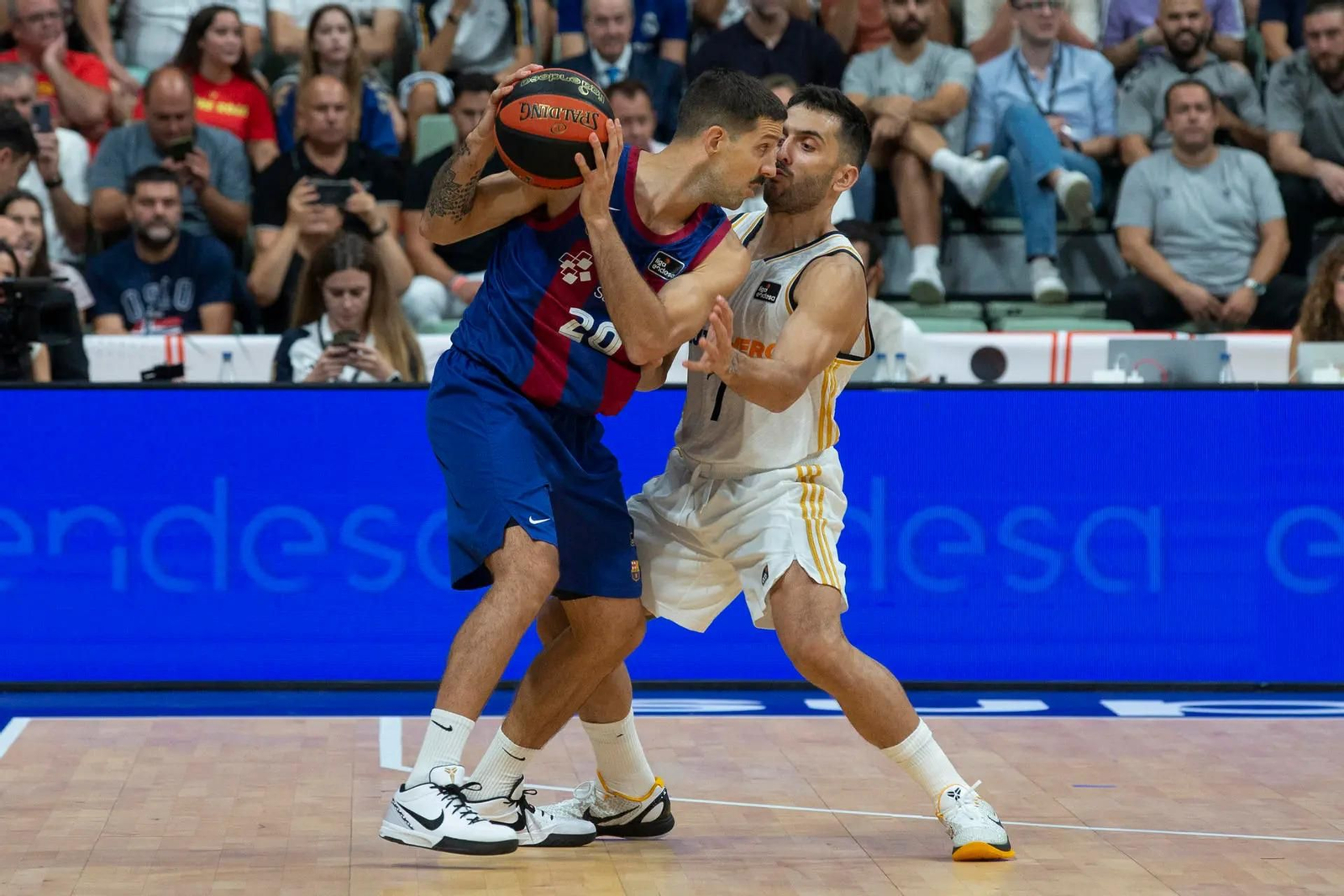 Nicolás Laprovittola intenta superar a su compatriota Facundo Campazzo en un clásico de la ACB.