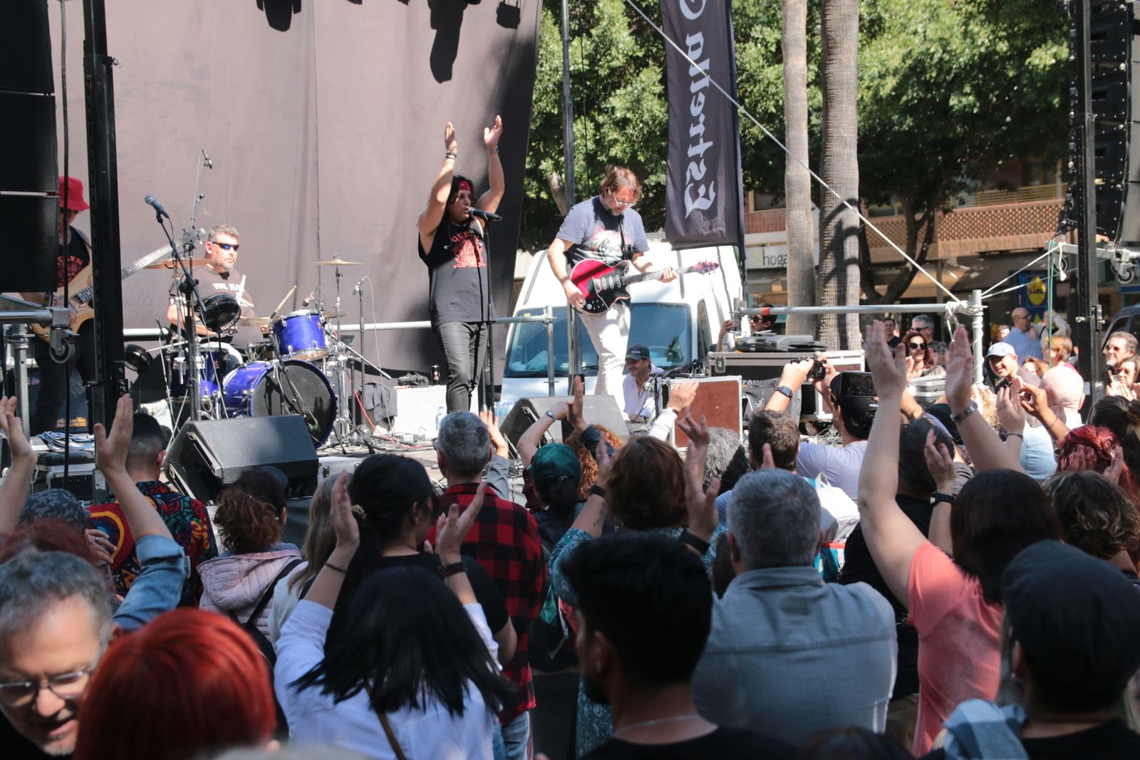 La música ha sido protagonista en este Foodtrucks celebrado en la Rambla.