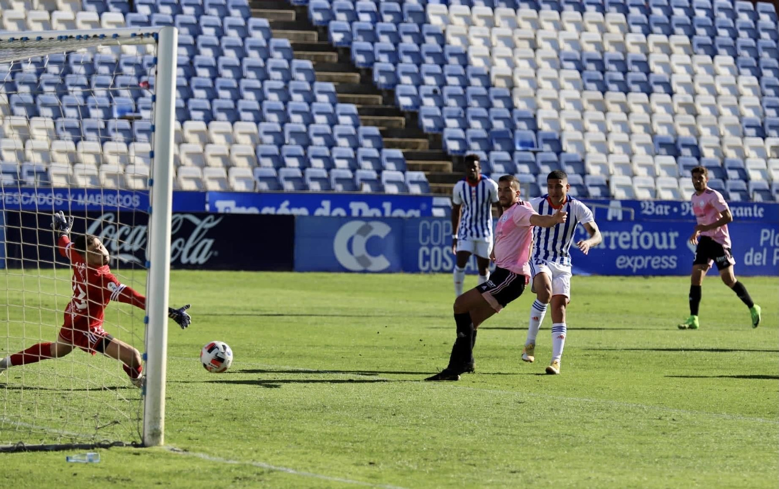 Yaimil Medina perfora la portería del Marino.