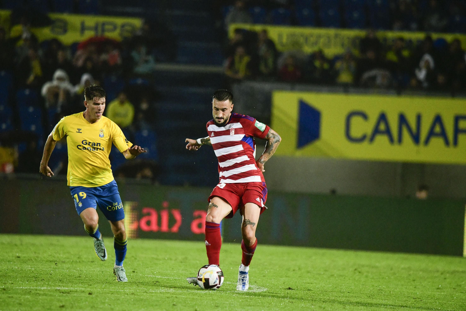 Marc Cardona presiona a Cabaco en el partido de la primera vuelta.